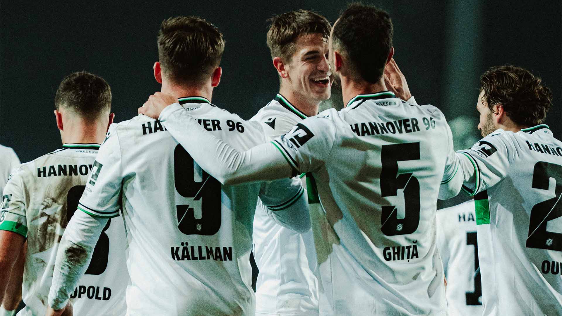 Maik Nawrocki jubelt mit Benjamin Källman und Virgil Ghita.