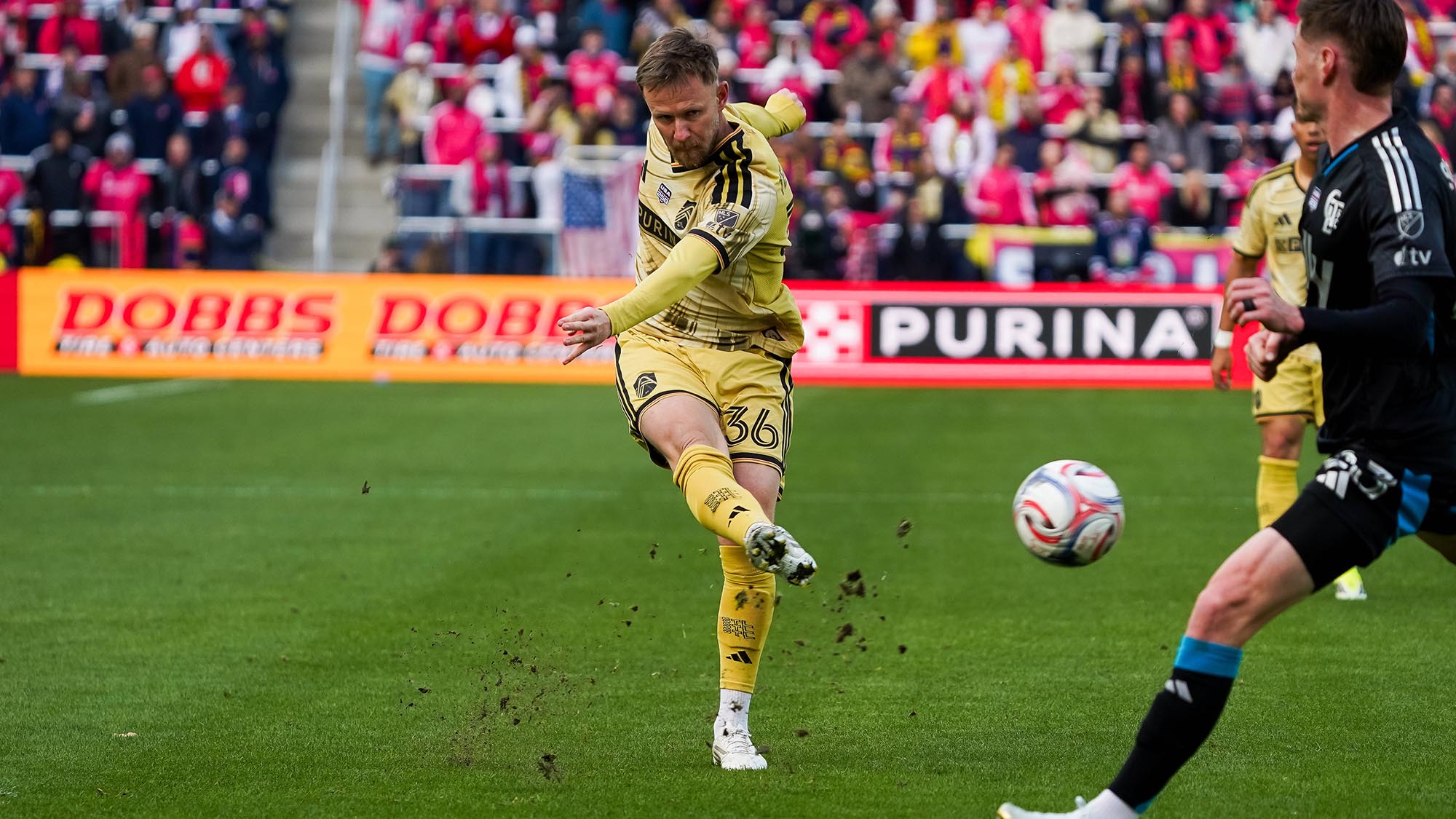 Cedric Teuchert schießt aufs Tor.