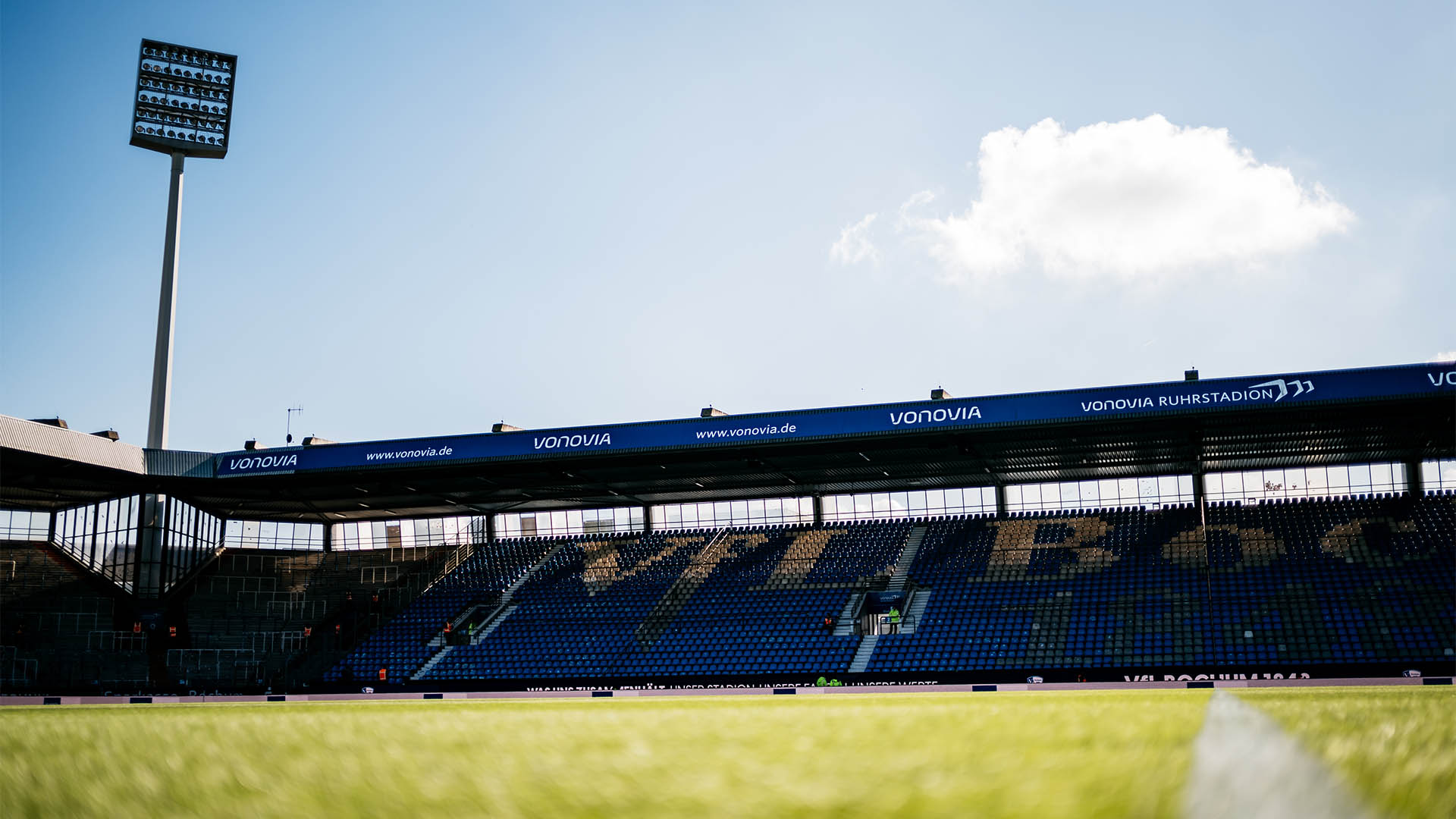 Blick auf eine leere Tribüne im Stadion in Bochum.