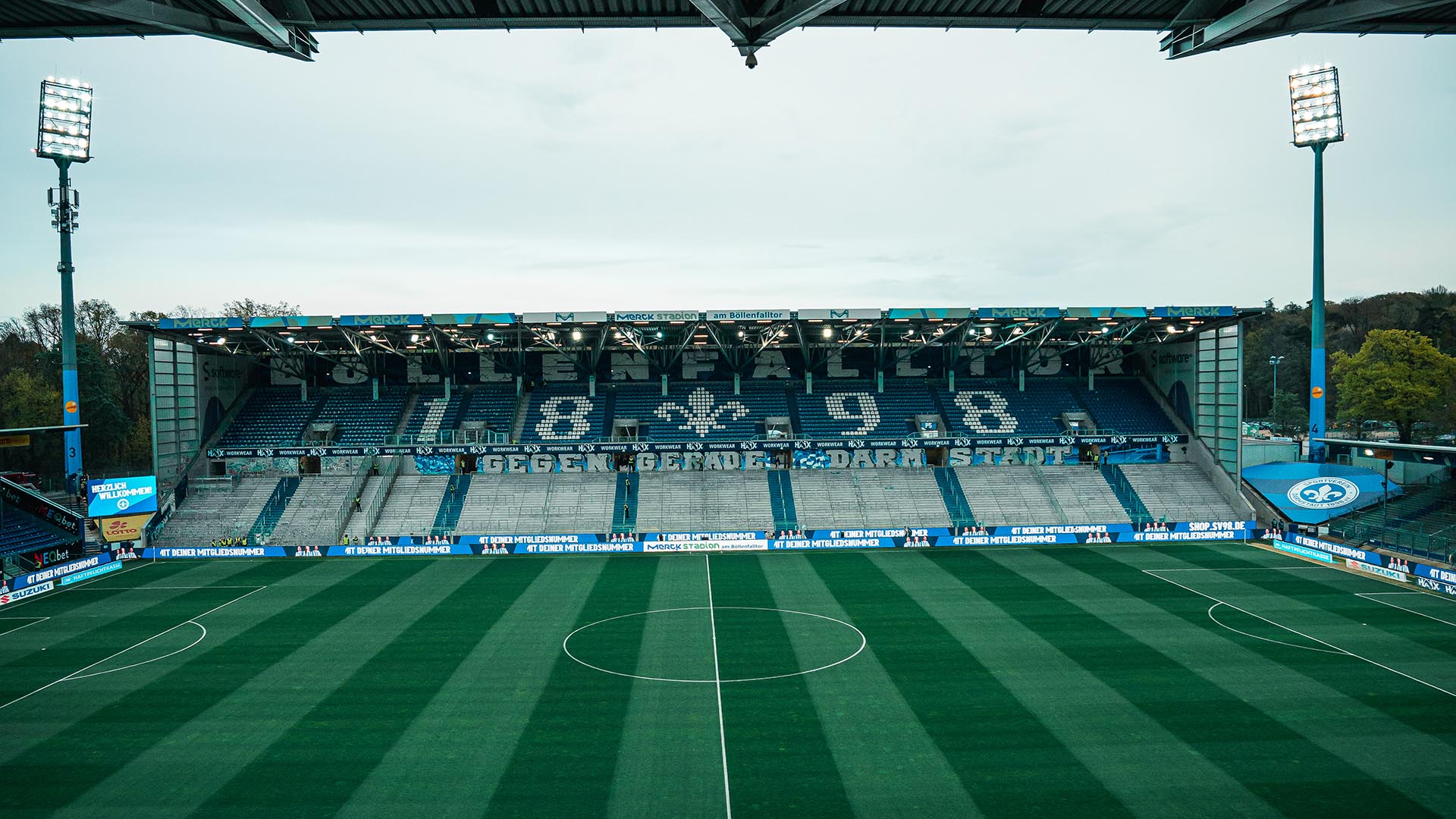 Blick auf eine leere Gerade des Stadions in Darmstadt.