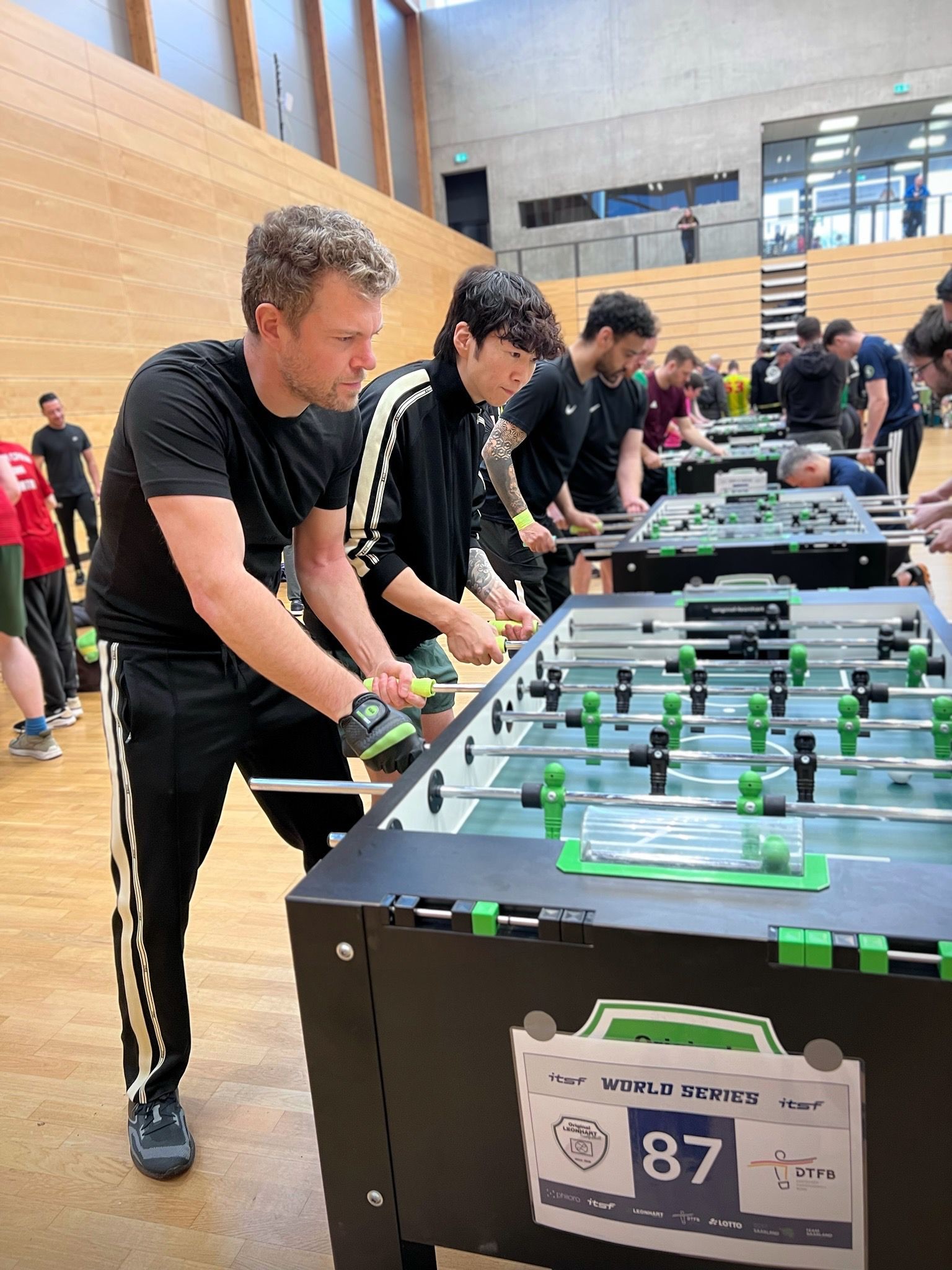 Zu sehen sind zwei Tischfußballsportler von Hannover 96