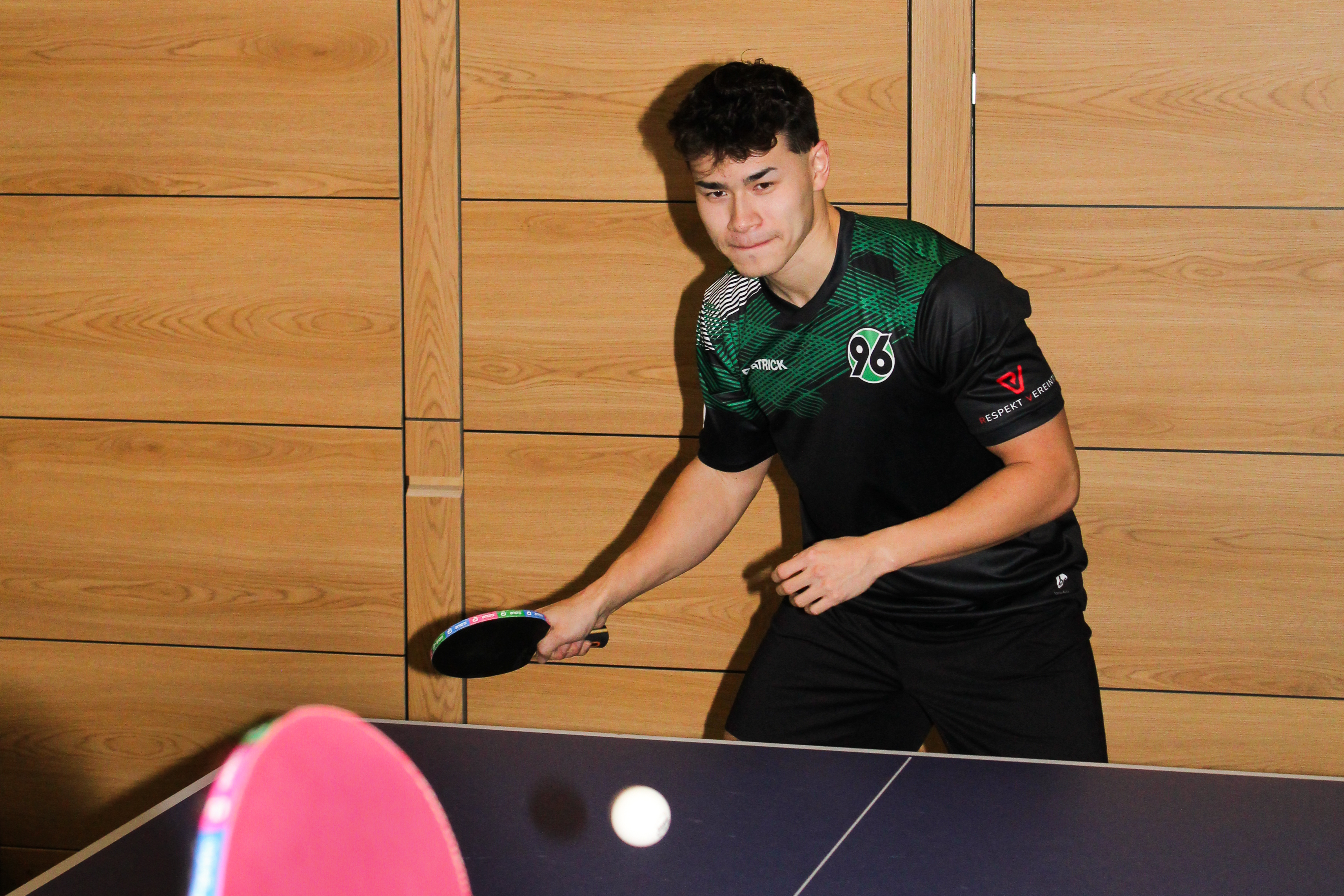 Jannik Xu beim Tischtennisspielen.