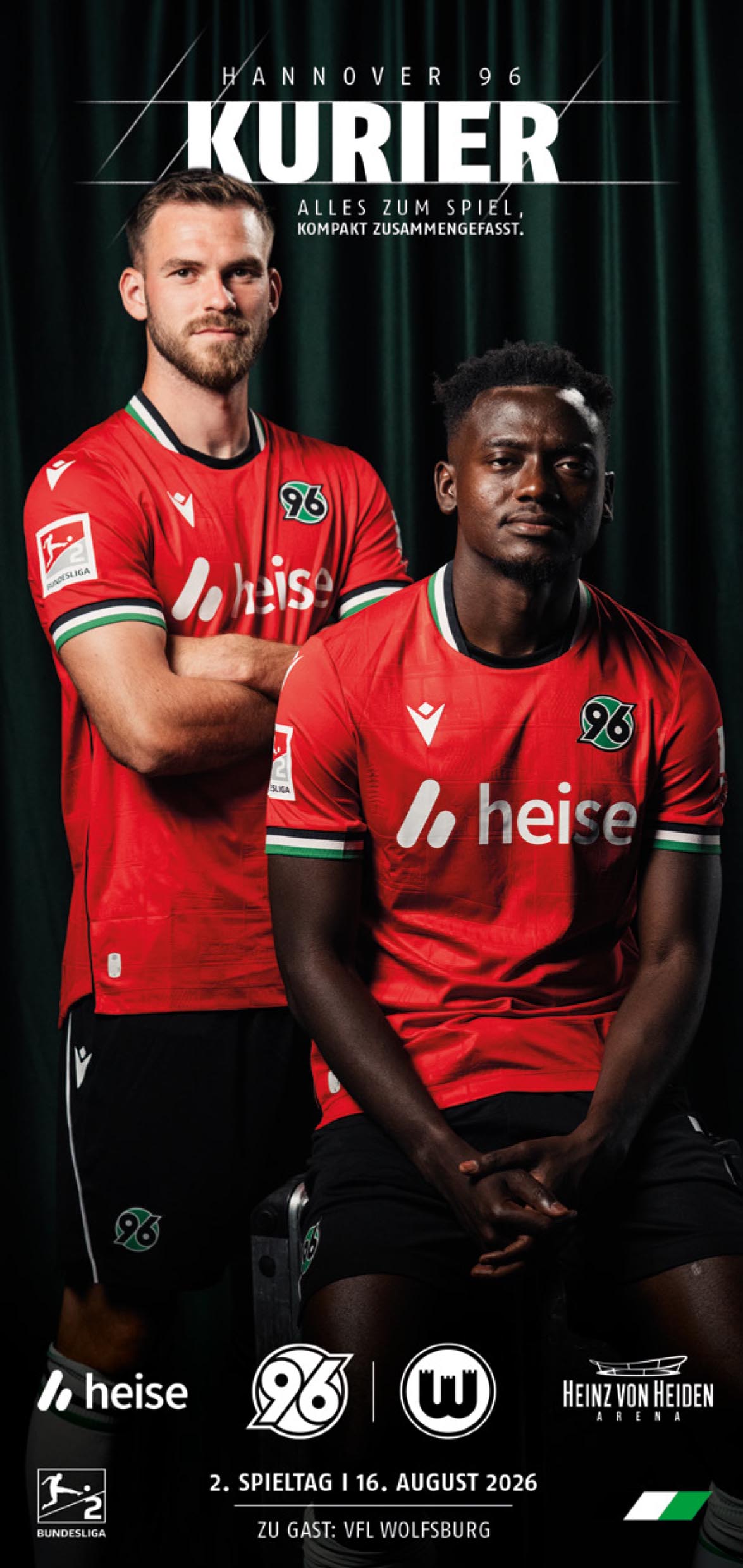 Der Titel des aktuellen 96-Kuriers mit Boris Tomiak (stehend) und Mustapha Bundu (sitzend) in roten Heimtrikots vor dunkelgrünem Hintergrund.