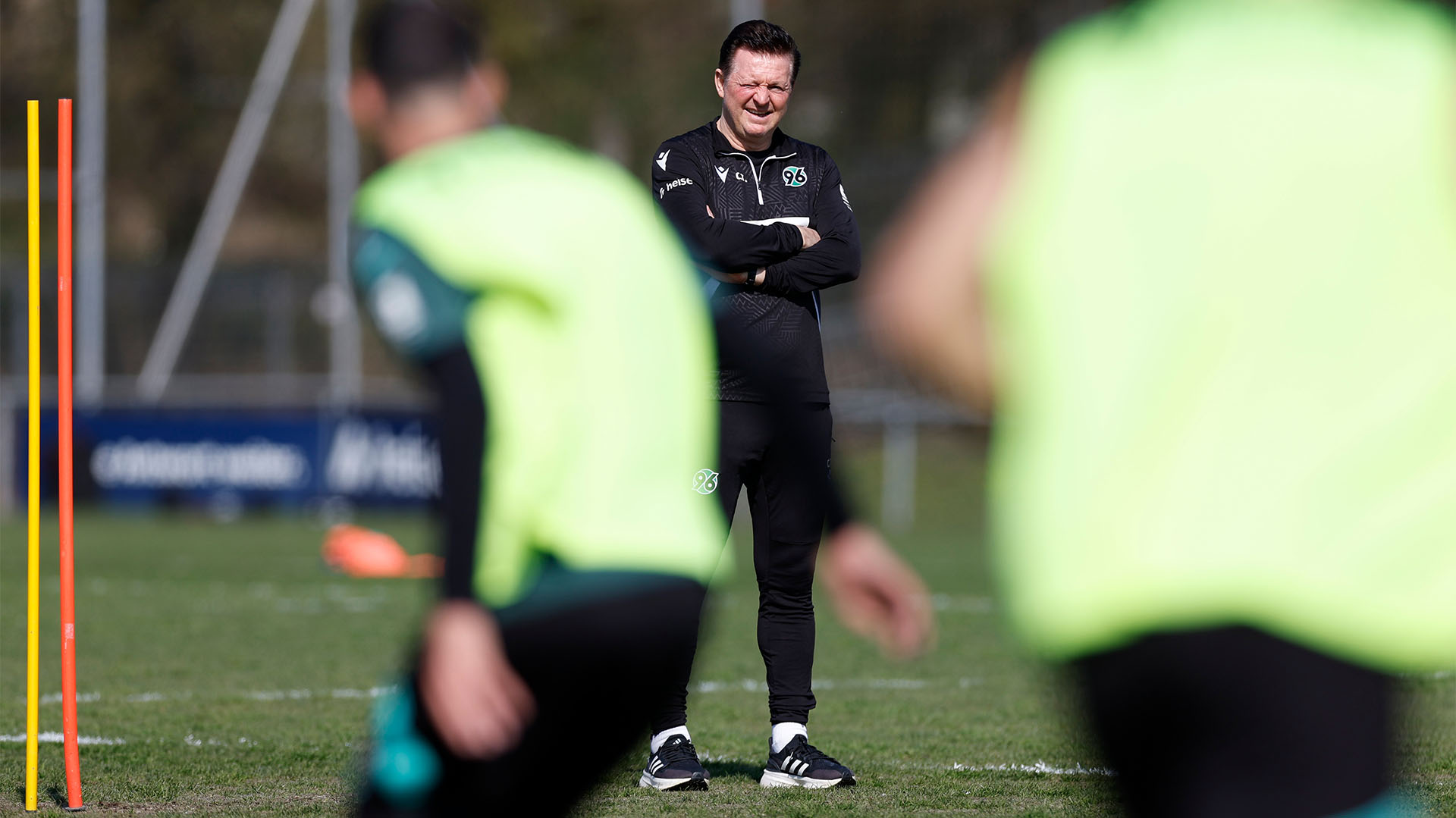 Christian Titz steht mit verschränkten Armen auf dem Trainingsplatz.