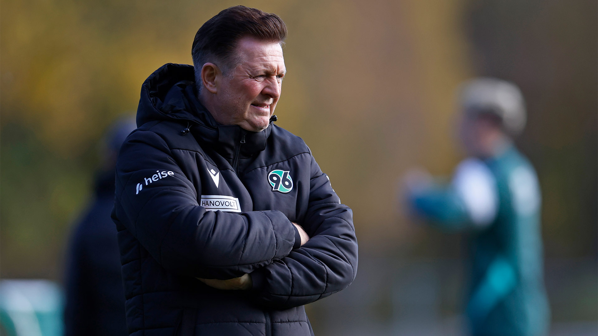 Christian Titz hat die Arme verschränkt und schaut zur Seite.