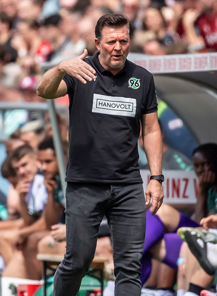 Christian Titz gestikuliert am Spielfeldrand.