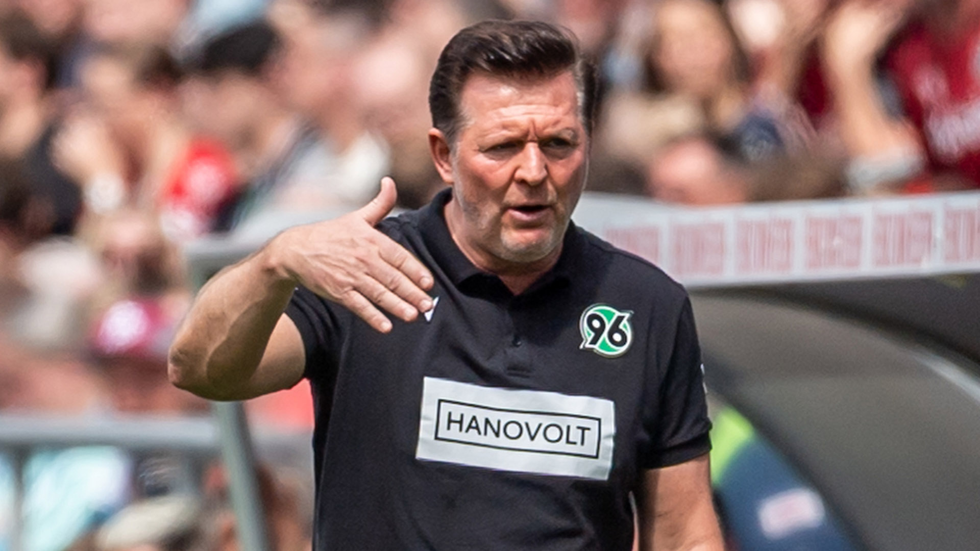 Christian Titz gestikuliert am Spielfeldrand.