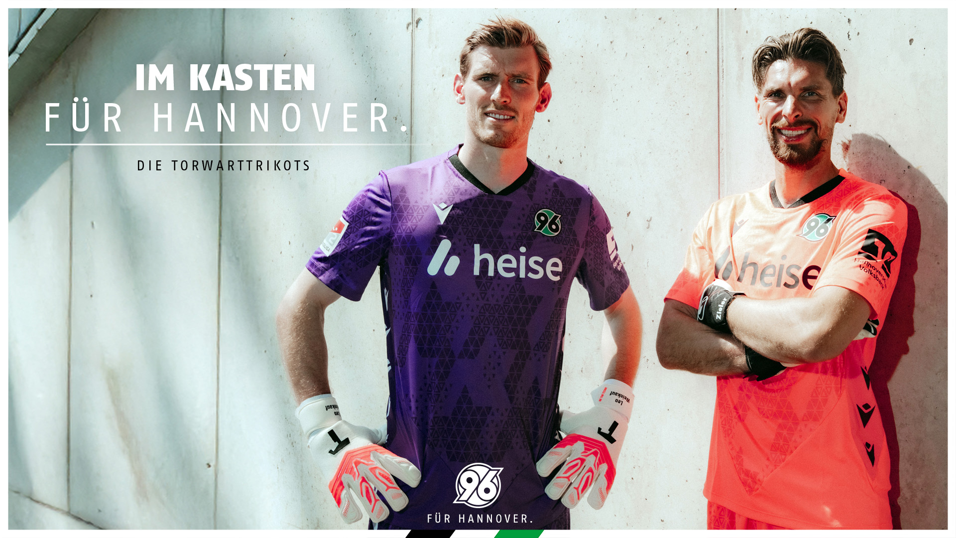 Leo Weinkauf im lilafarbenen Torwarttrikot und Ron-Robert Zieler im korallfarbenen Torwarttrikot posieren vor einer Wand.  