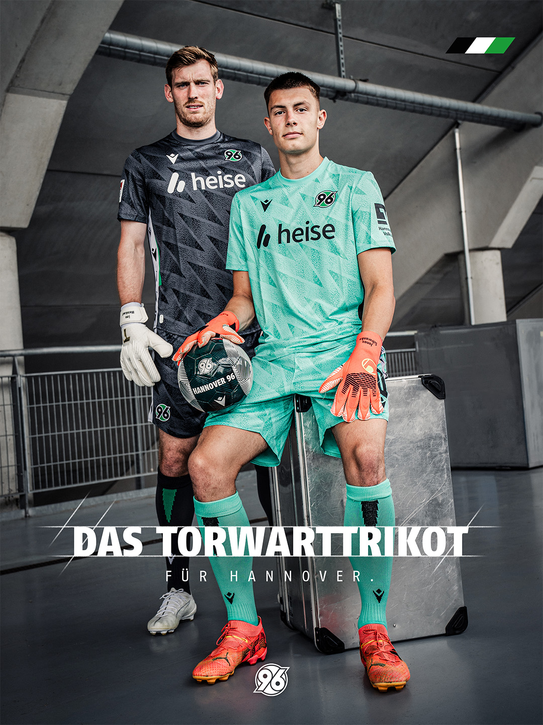 Leo Weinkauf steht im anthrazitfarbenen Torwartoutfit mit Handschuhen, Jonas Schwanke sitzt im türkisgrünen Outfit ebenfalls mit Handschuhen davor. 