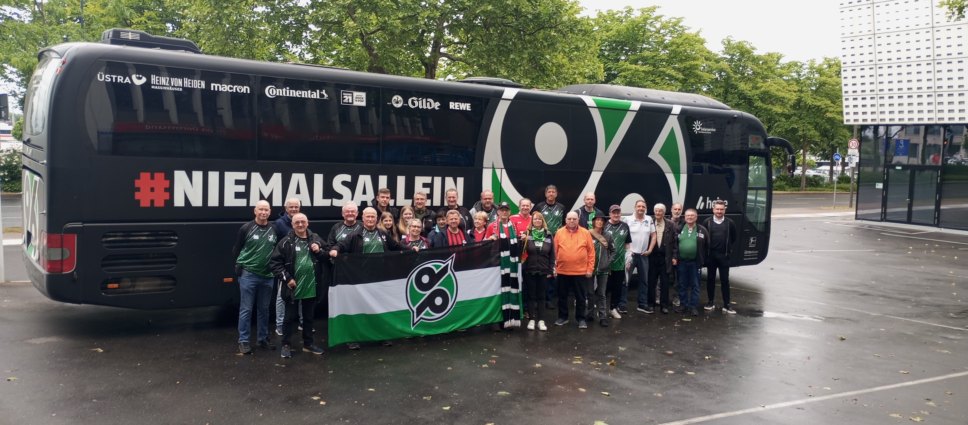 Die Traditionsabteilung steht vor dem Mannschaftsbus von Hannover 96.