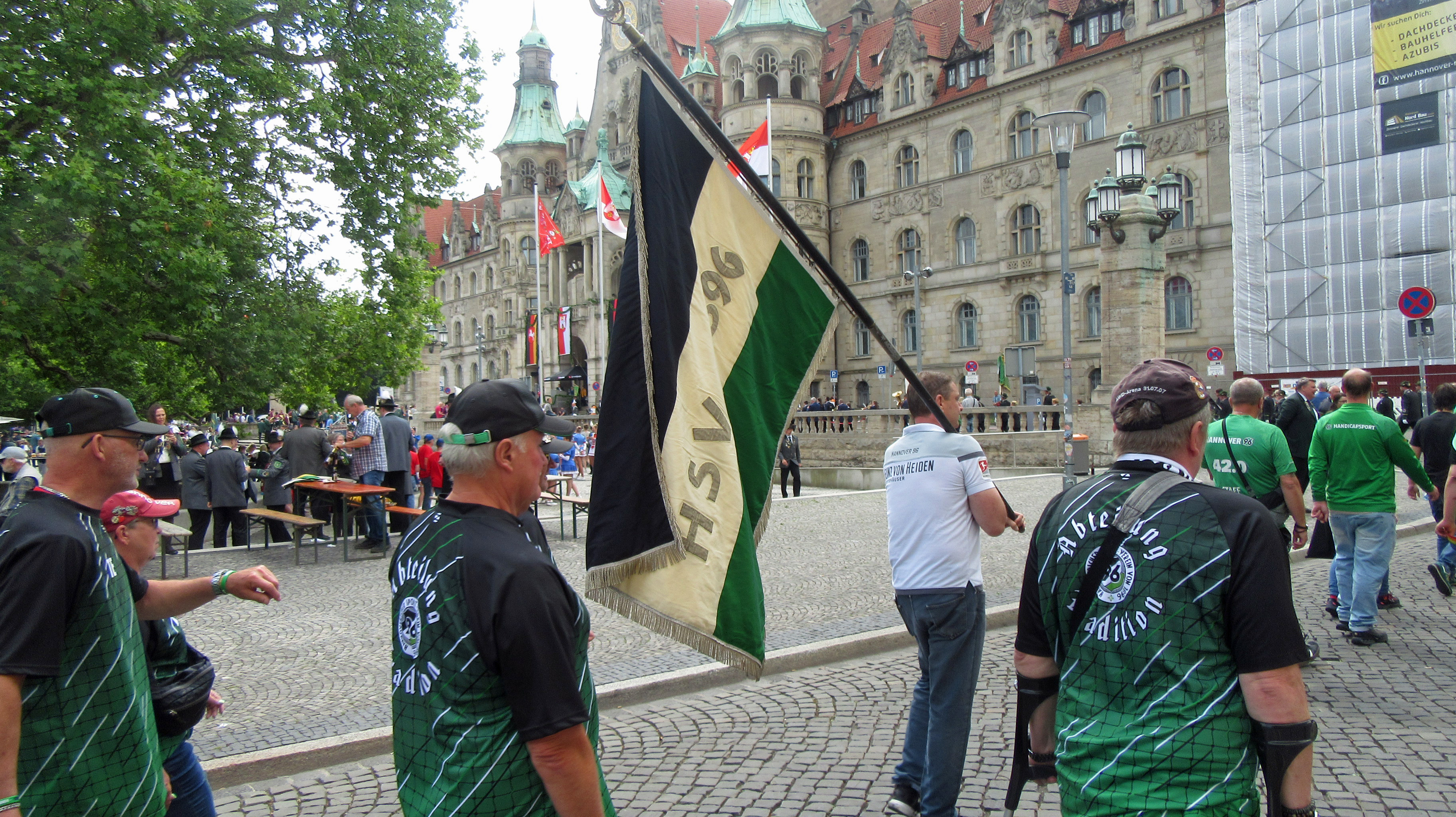 Mitglieder der Abteilung Tradition halten eine 96-Fahne.