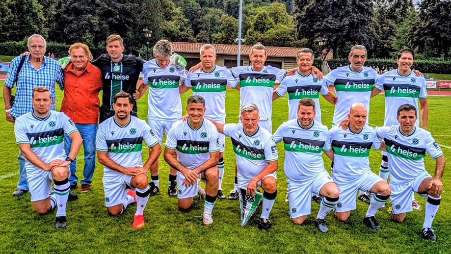  Traditionsmannschaft posiert für ein Gruppenfoto.
