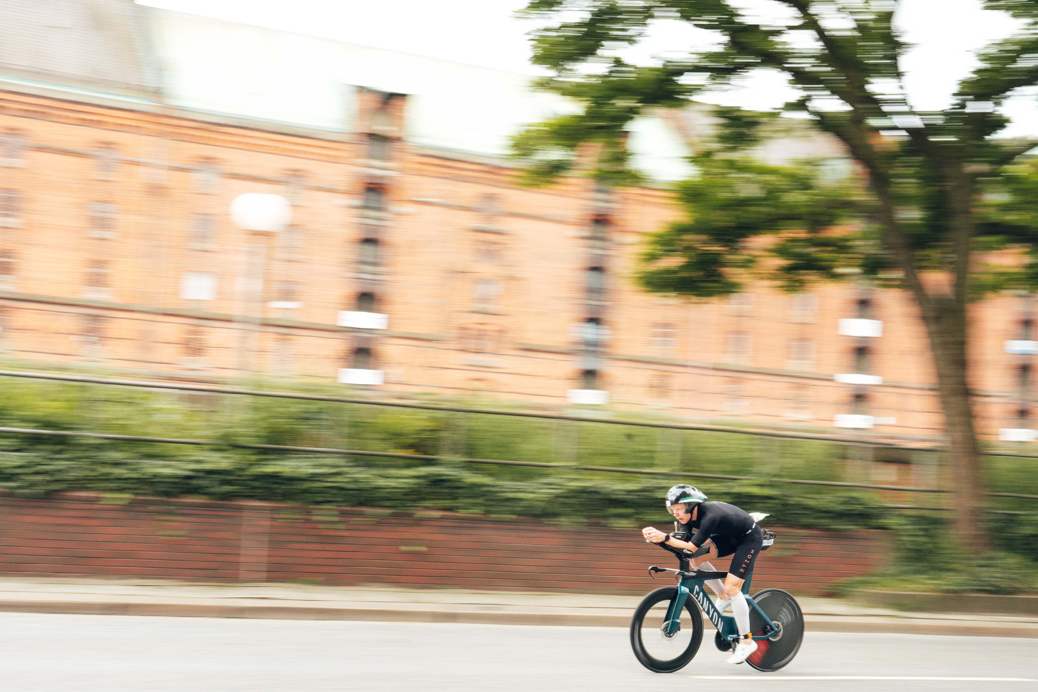 Eine Person auf dem Rennrad.