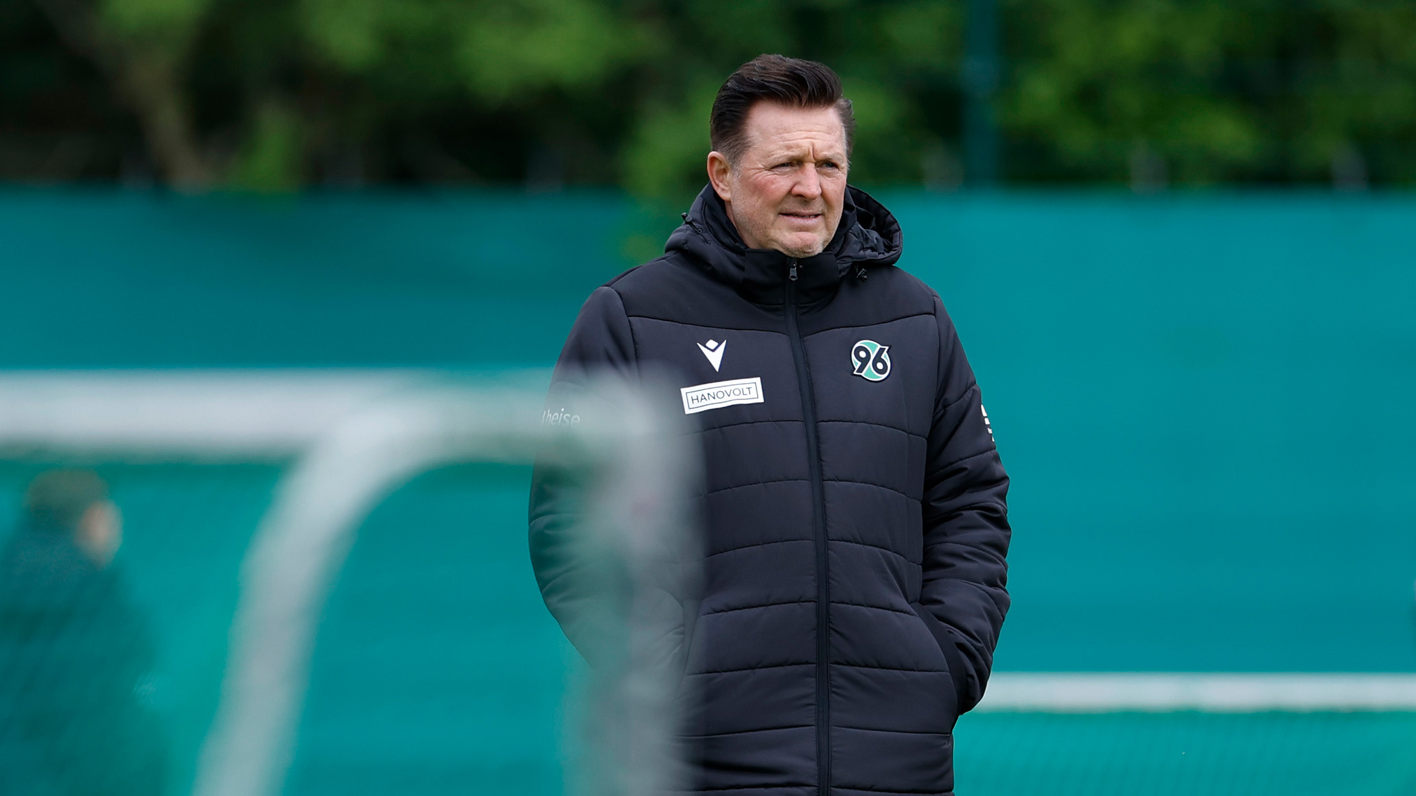 Christian Titz steht auf dem Trainingsplatz.
