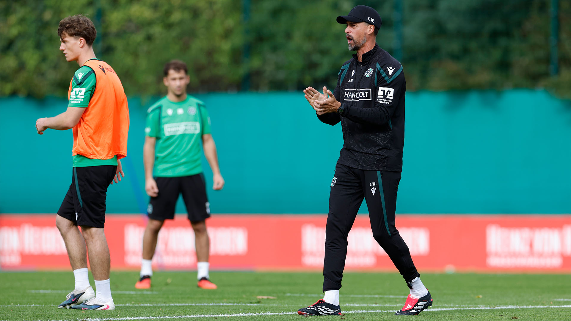 Der neue Trainer Sandro Wagner steht auf dem Trainingsplatz und klatscht energisch in die Hände.