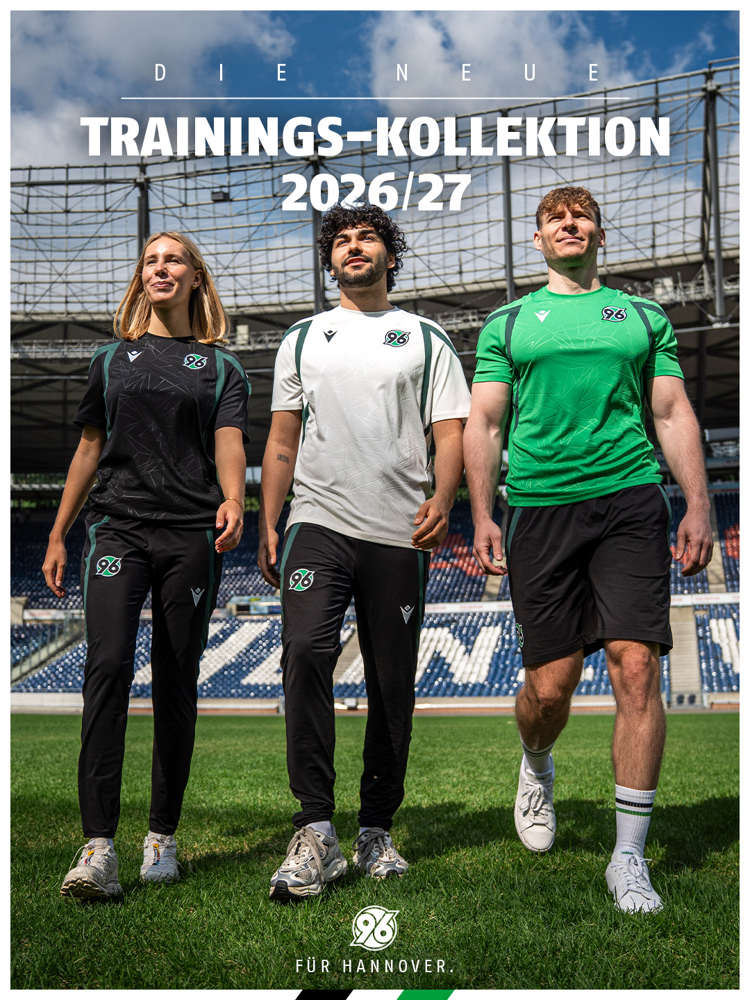Eine Frau und zwei Männer in schwarzer, weißer und grüner Trainingskleidung im Stadion.