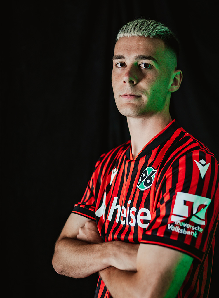 Bastian Allgeier im Heimtrikot mit verschränkten Armen.