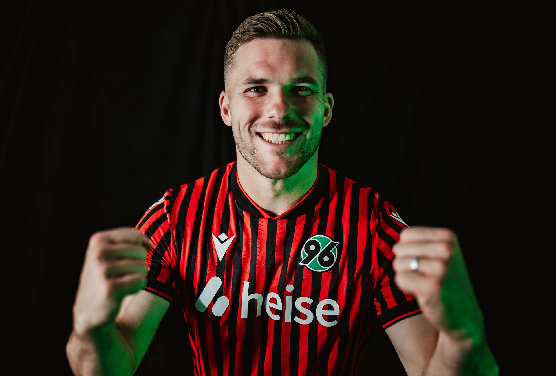 Benjamin Källman in Jubelpose vor schwarzem Hintergrund.