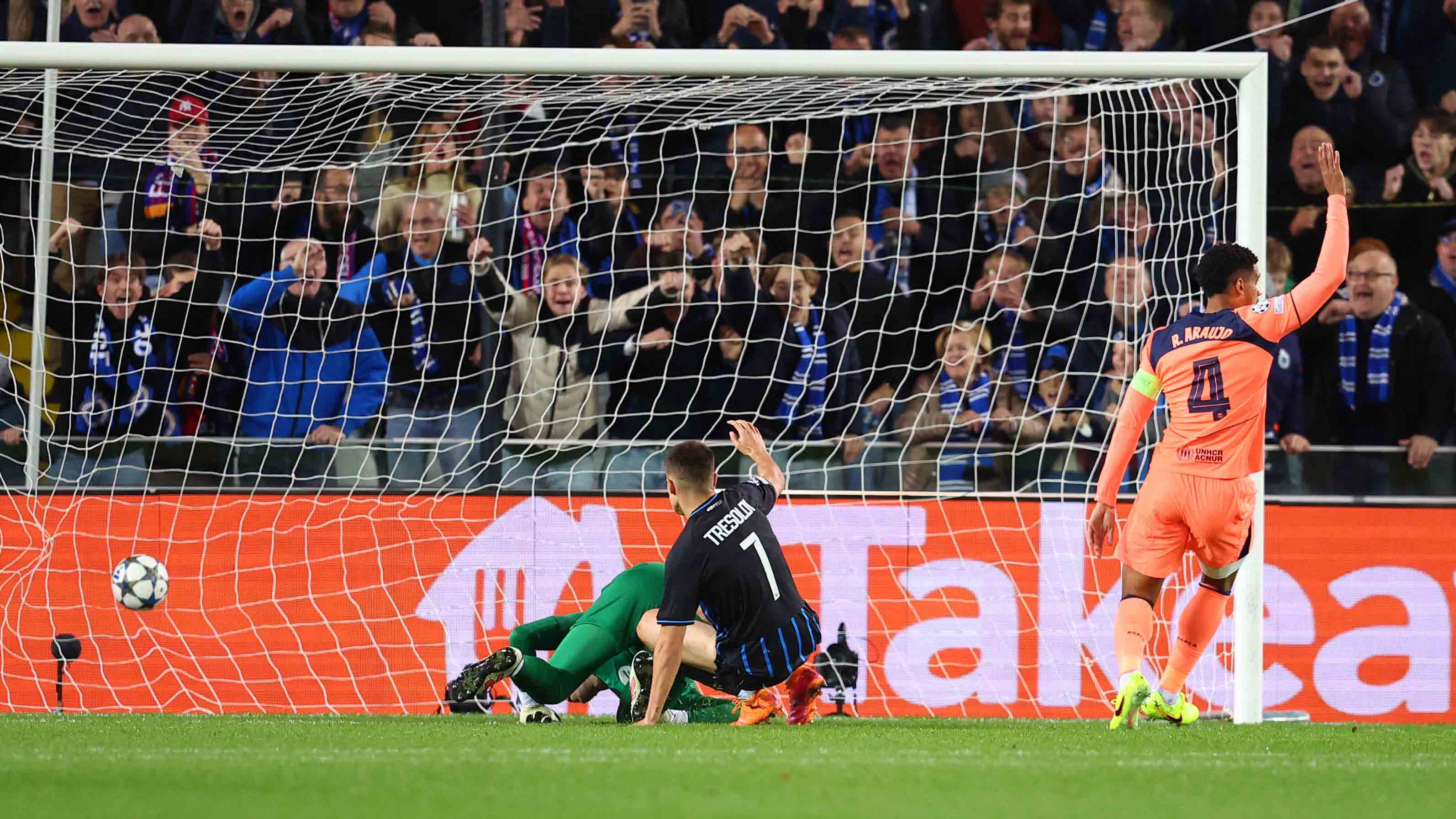 Tresoldi schiebt gegen den FC Barcelona zum Tor ein.