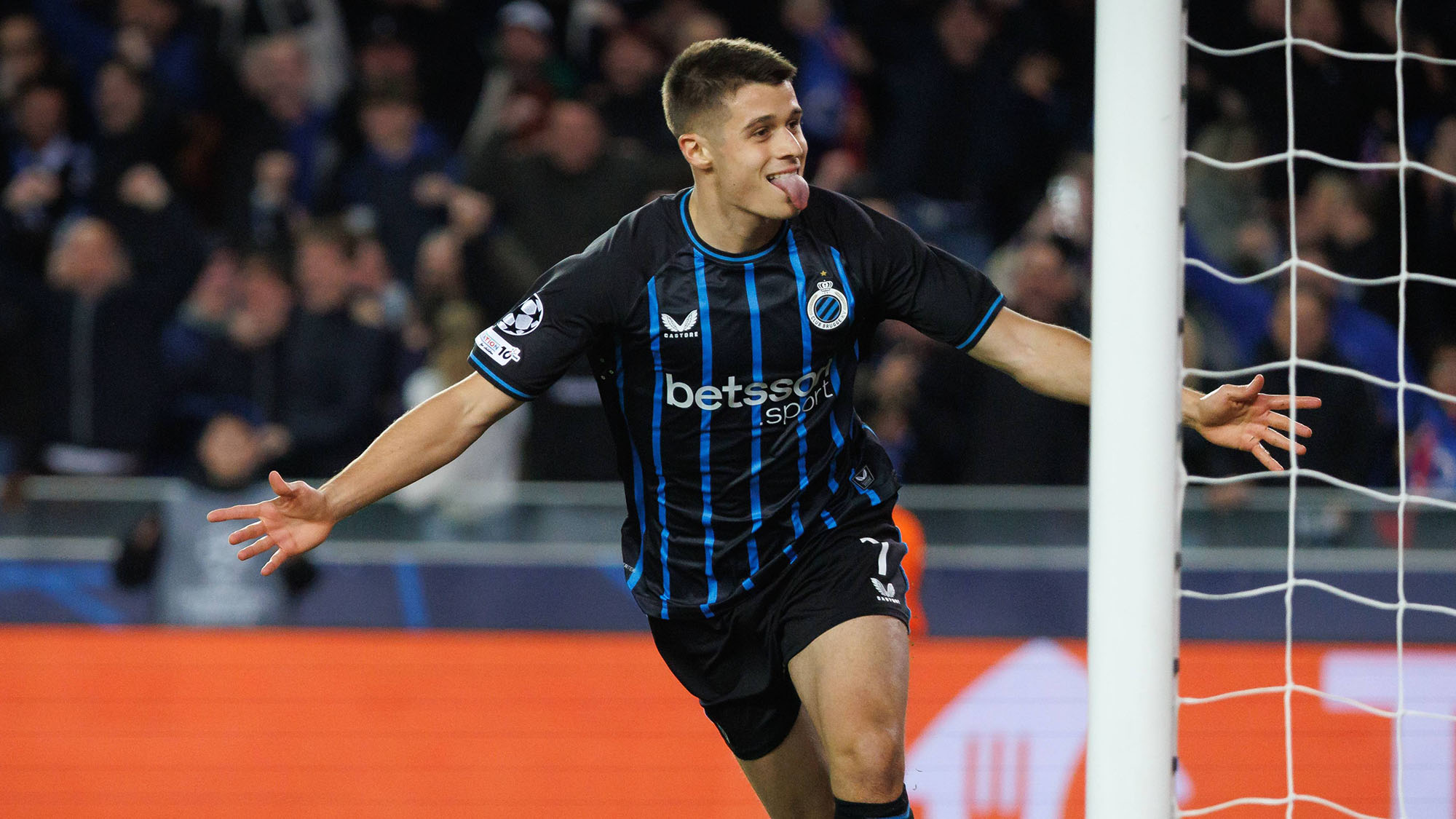 Nicolo Tresoldi bejubelt ein Tor im Brügge-Trikot.