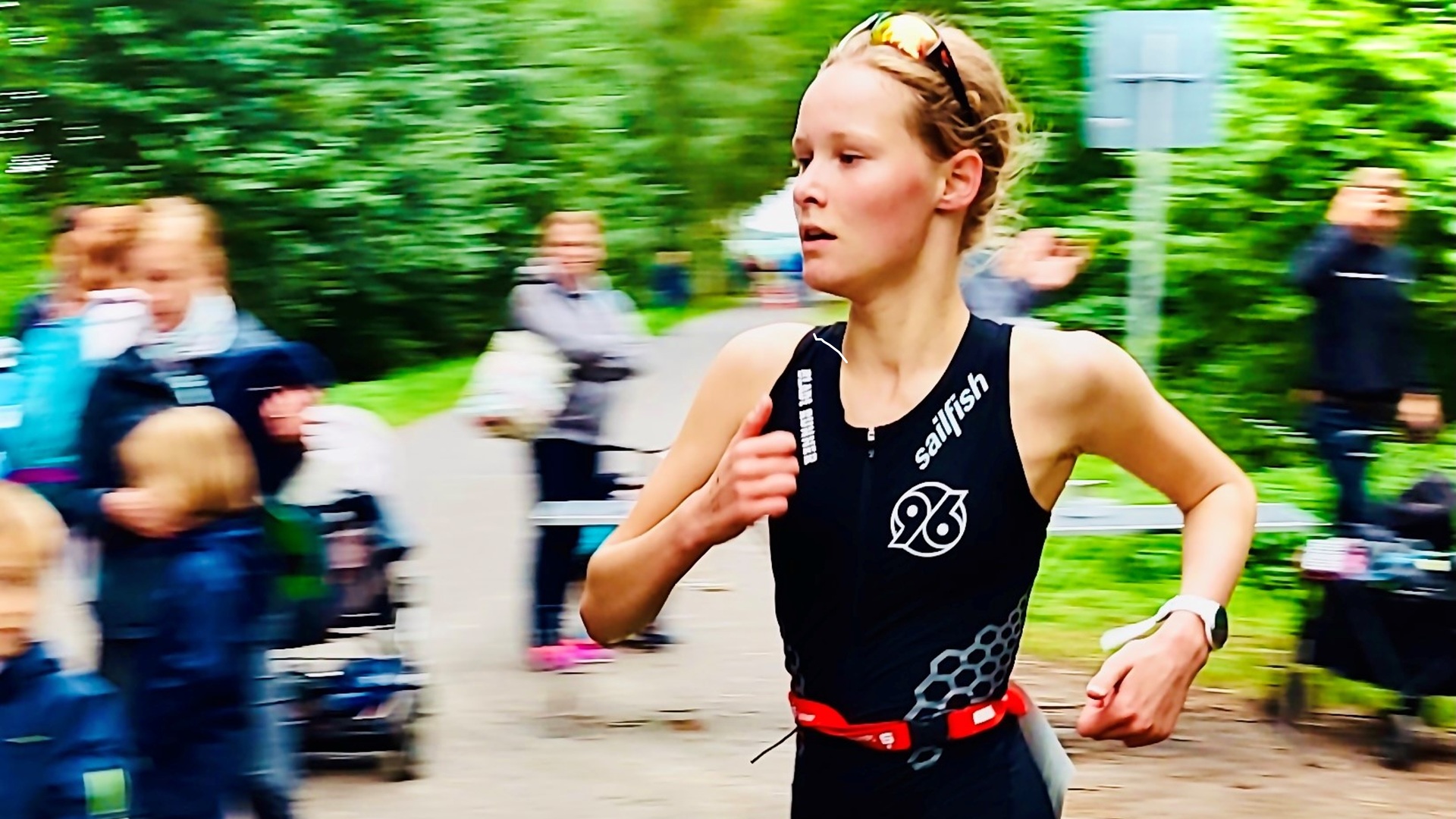 Junge Läuferin im Hannover 96-Trikot
