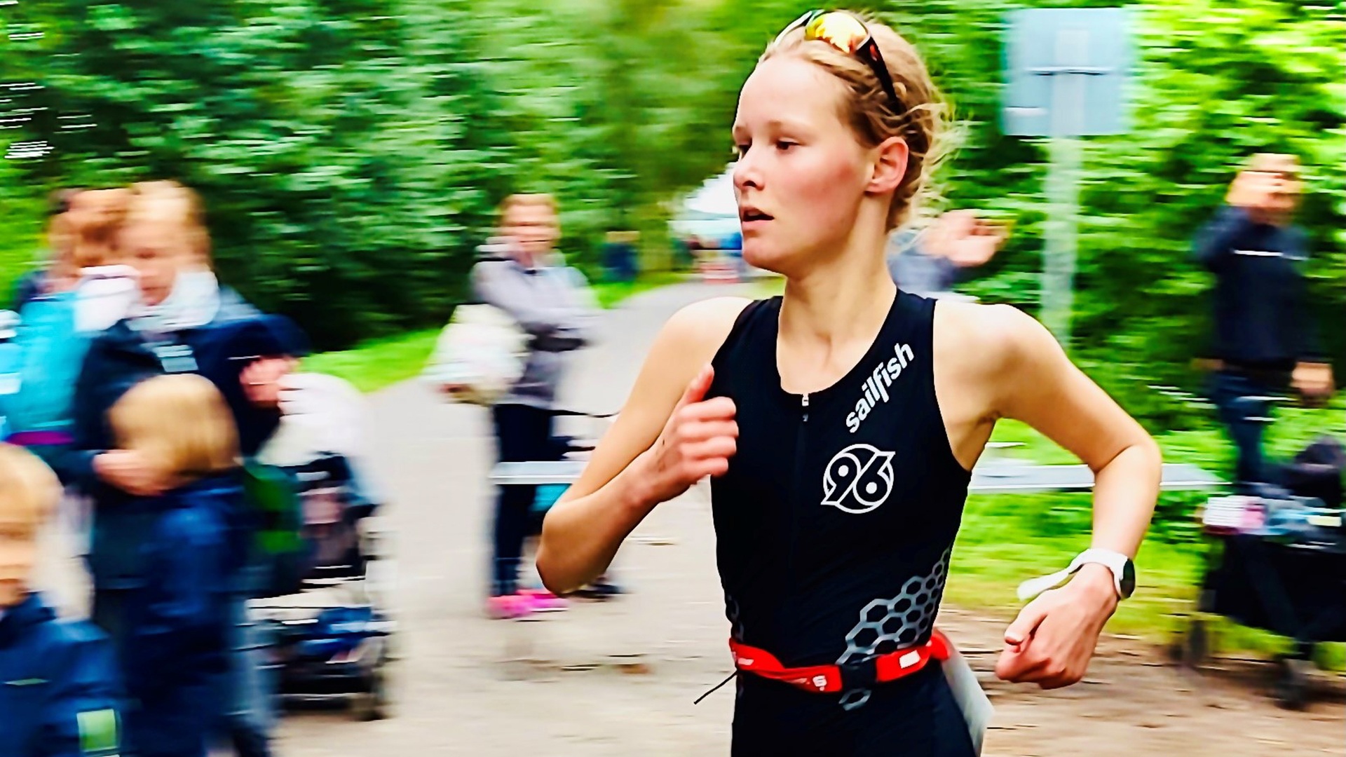 Triathletin läuft im Trikot von Hannover 96