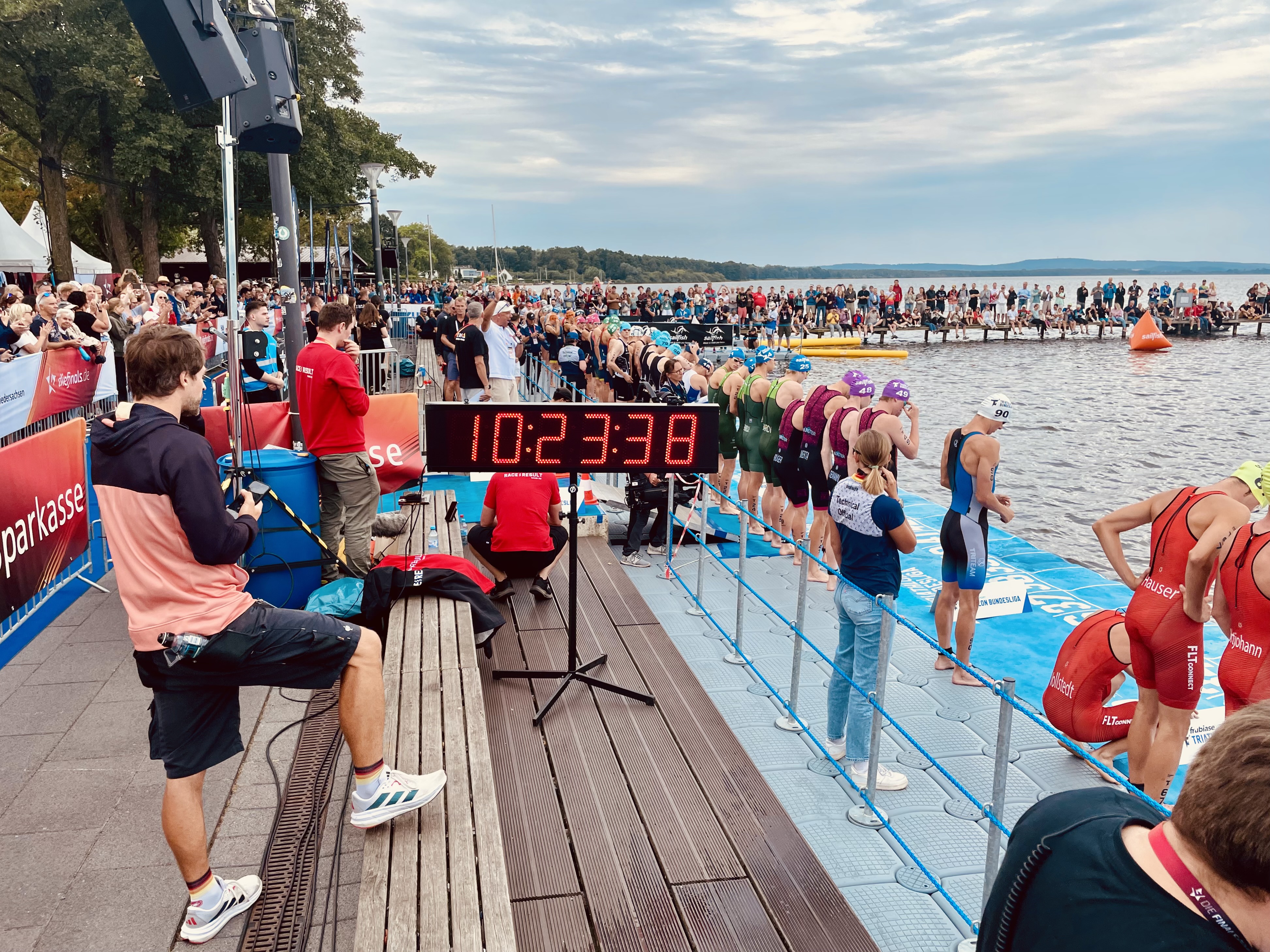 Viele ZuschauerInnen stehen am Wasser.