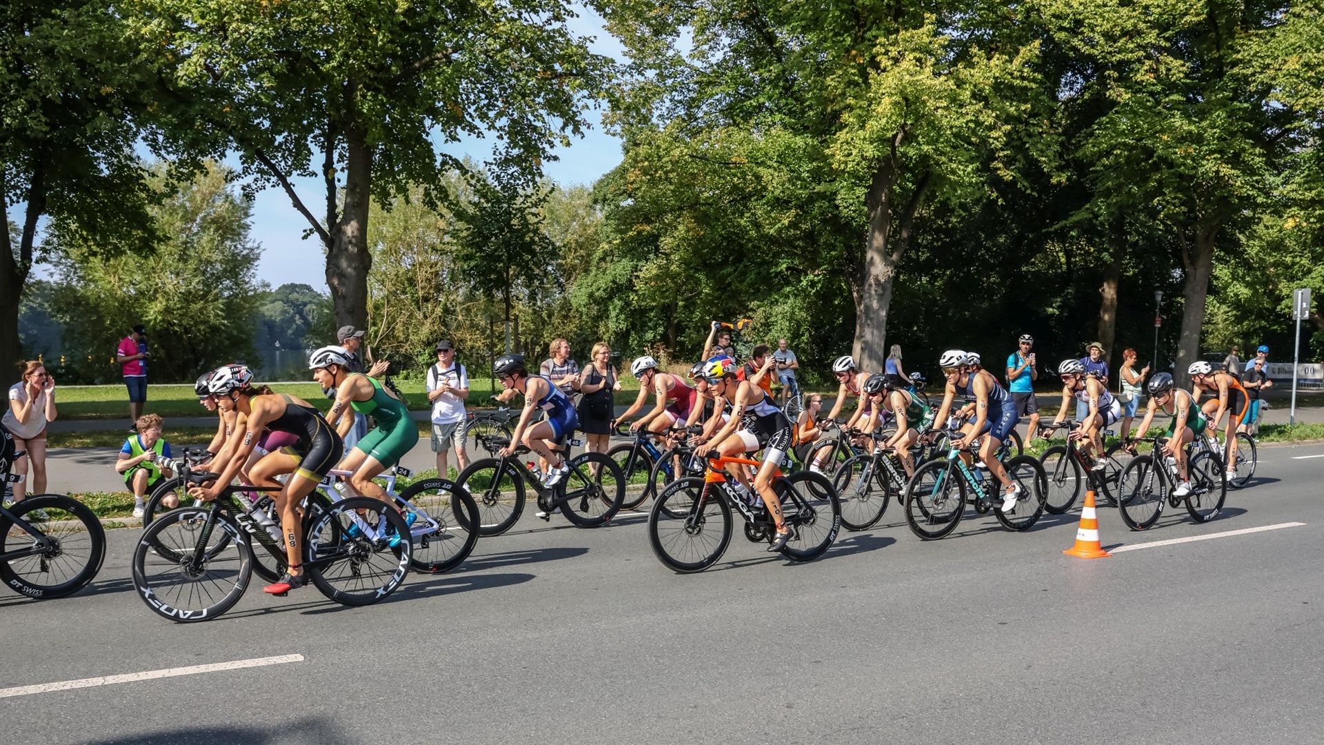 RadfahrerInnen beim Maschsee-Triathlon