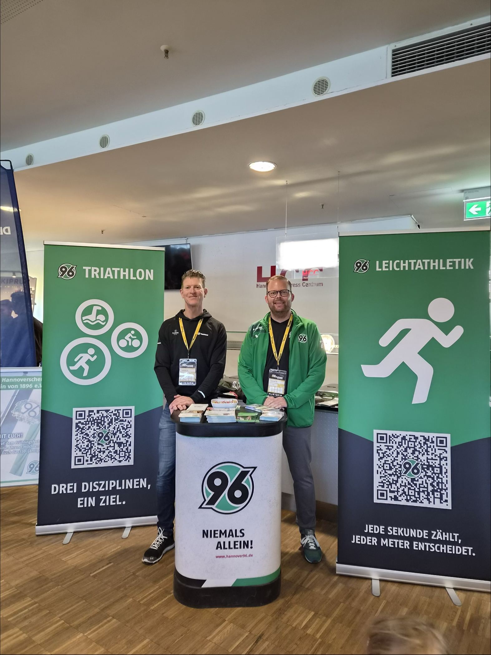 Markus G. Werner und Lasse Gutsch betreuen einen Stand.