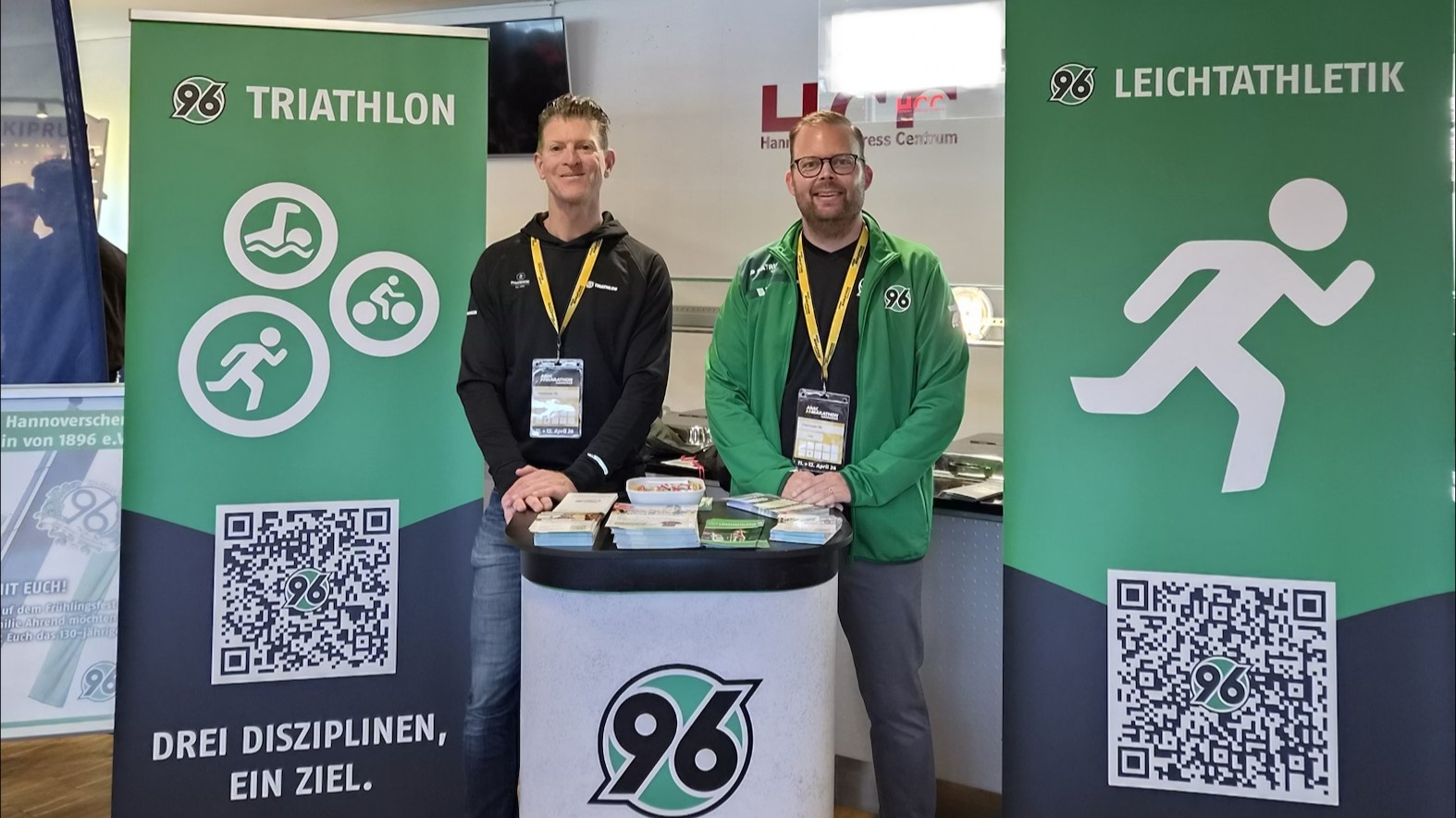 Markus G. Werner und Lasse Gutsch betreuen einen Stand.
