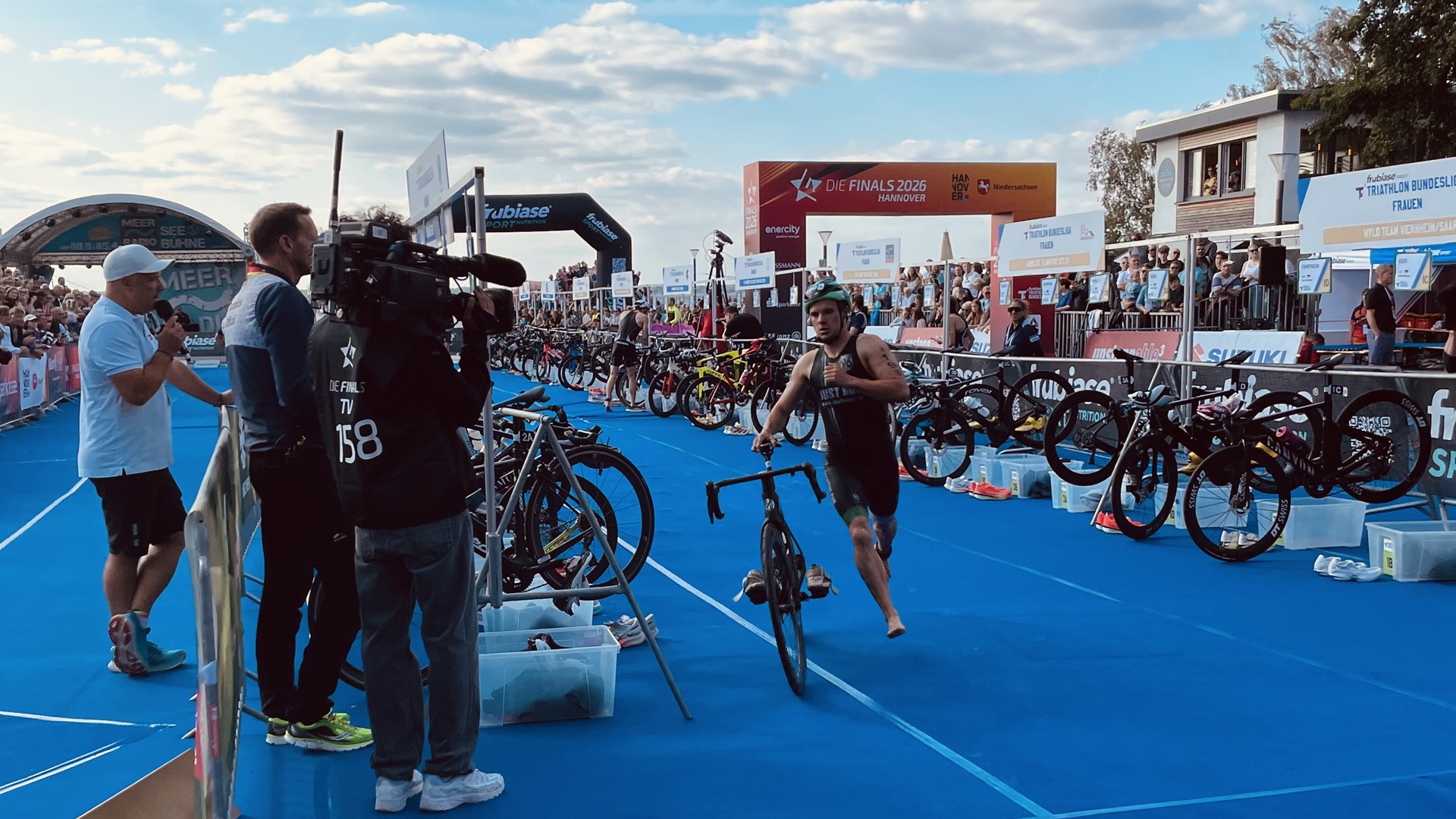 96-Triathlet laufend bei den Finals 2026