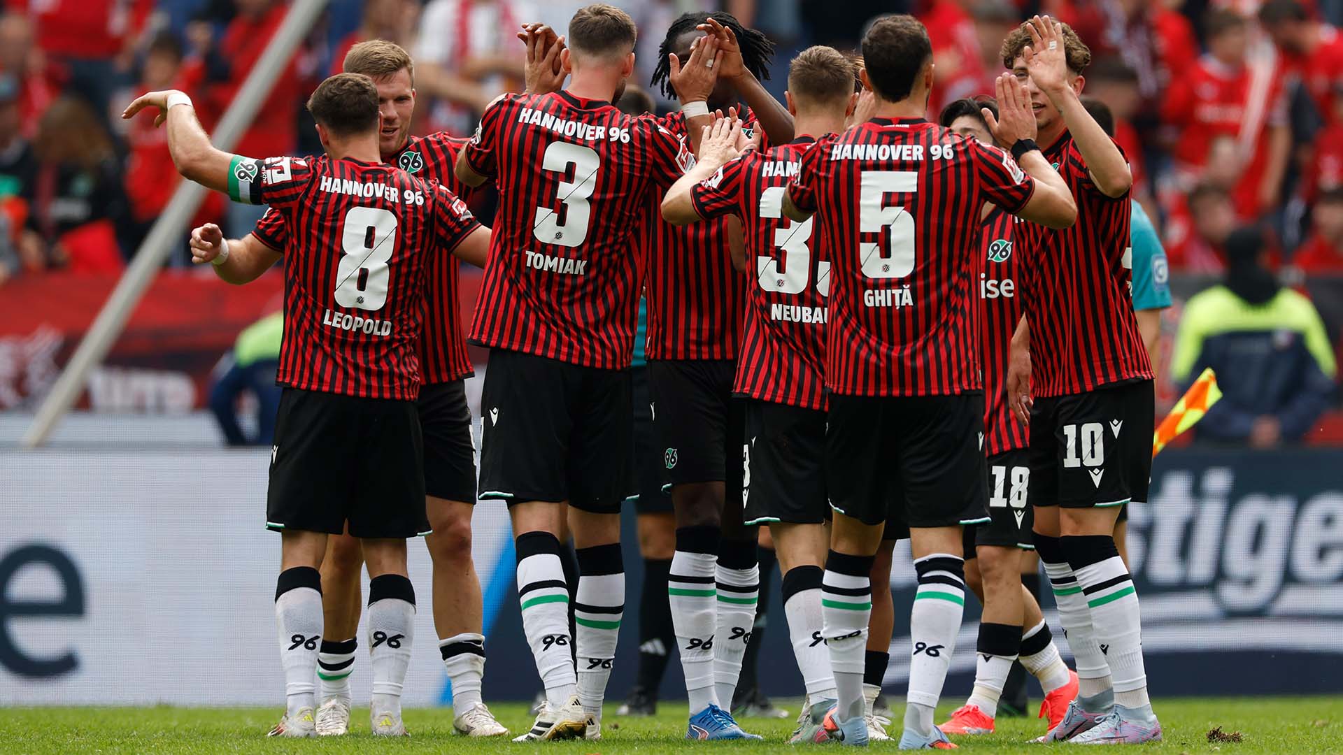Die 96-Mannschaft jubelt in einer Traube in der Heinz von Heiden Arena.