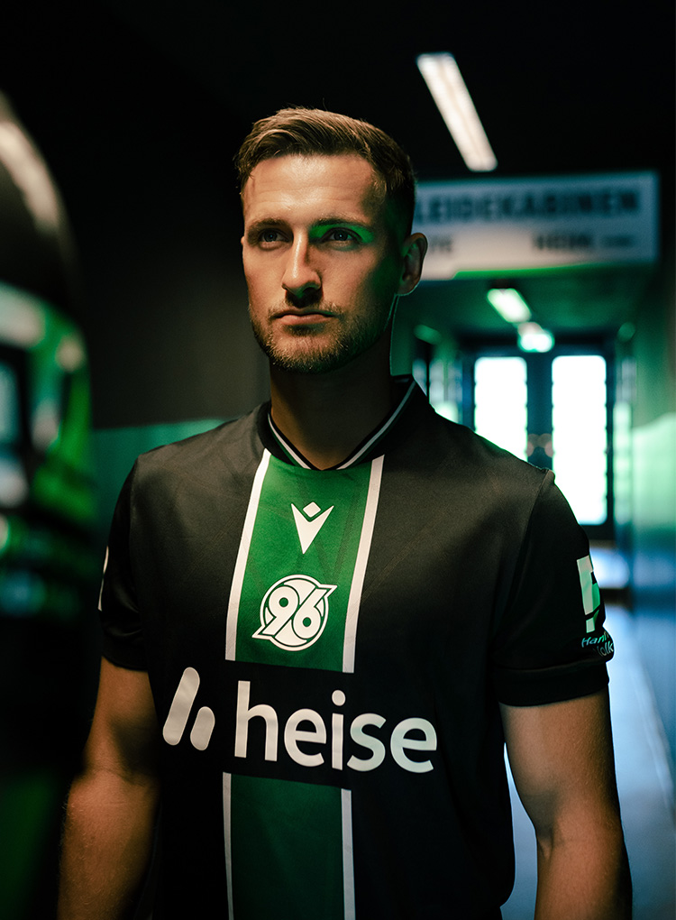 Hannover-96-Mittelfeldmann Enzo Leopold trägt das neue 96-Auswärtstrikot und blickt konzentriert. 