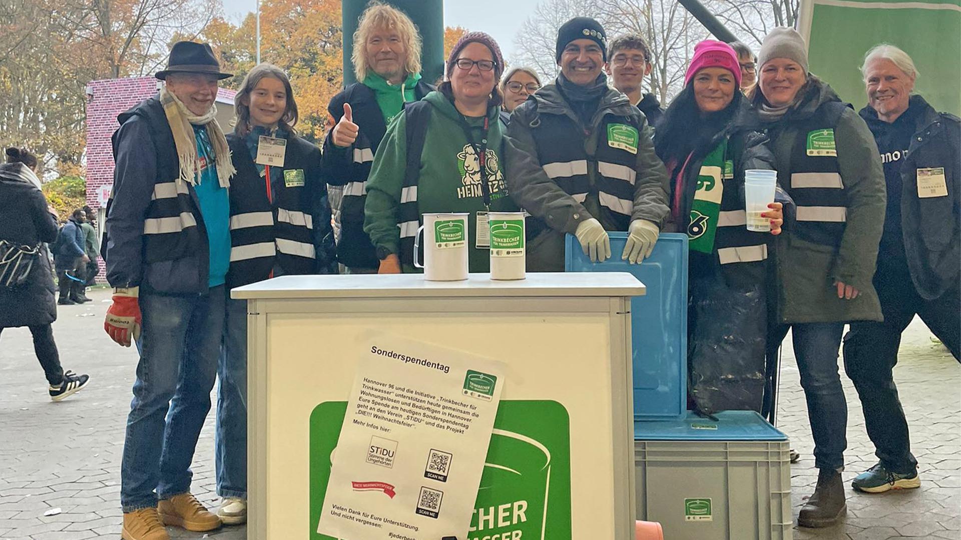Gruppenfoto vom Trinkbecher-Team zusammen mit Christof Stein-Schneider am Trinkbecher-Stand im Stadion.