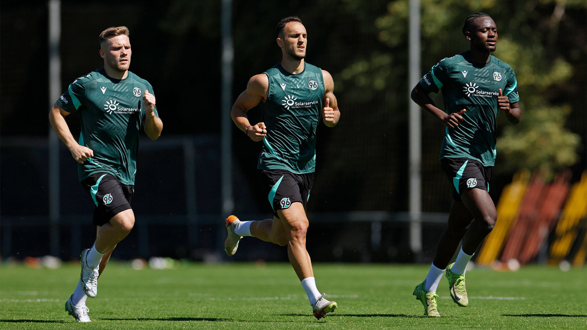 Die Hannover-96-Neuzugänge Benjamin Källman, Virgil Ghita und Mustapha Bundu laufen im Training.