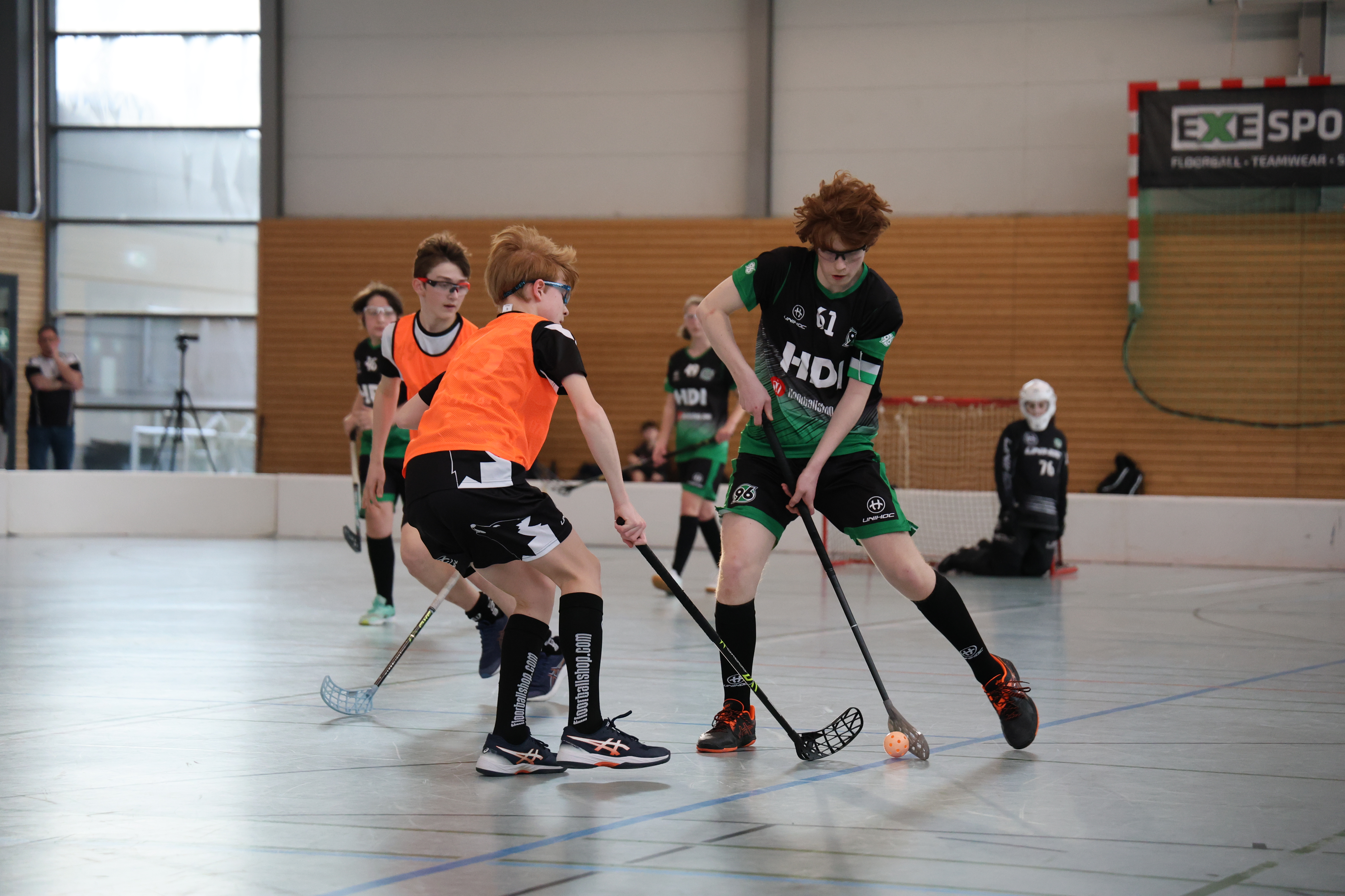 96-Spieler dribbelt durch die Gegner