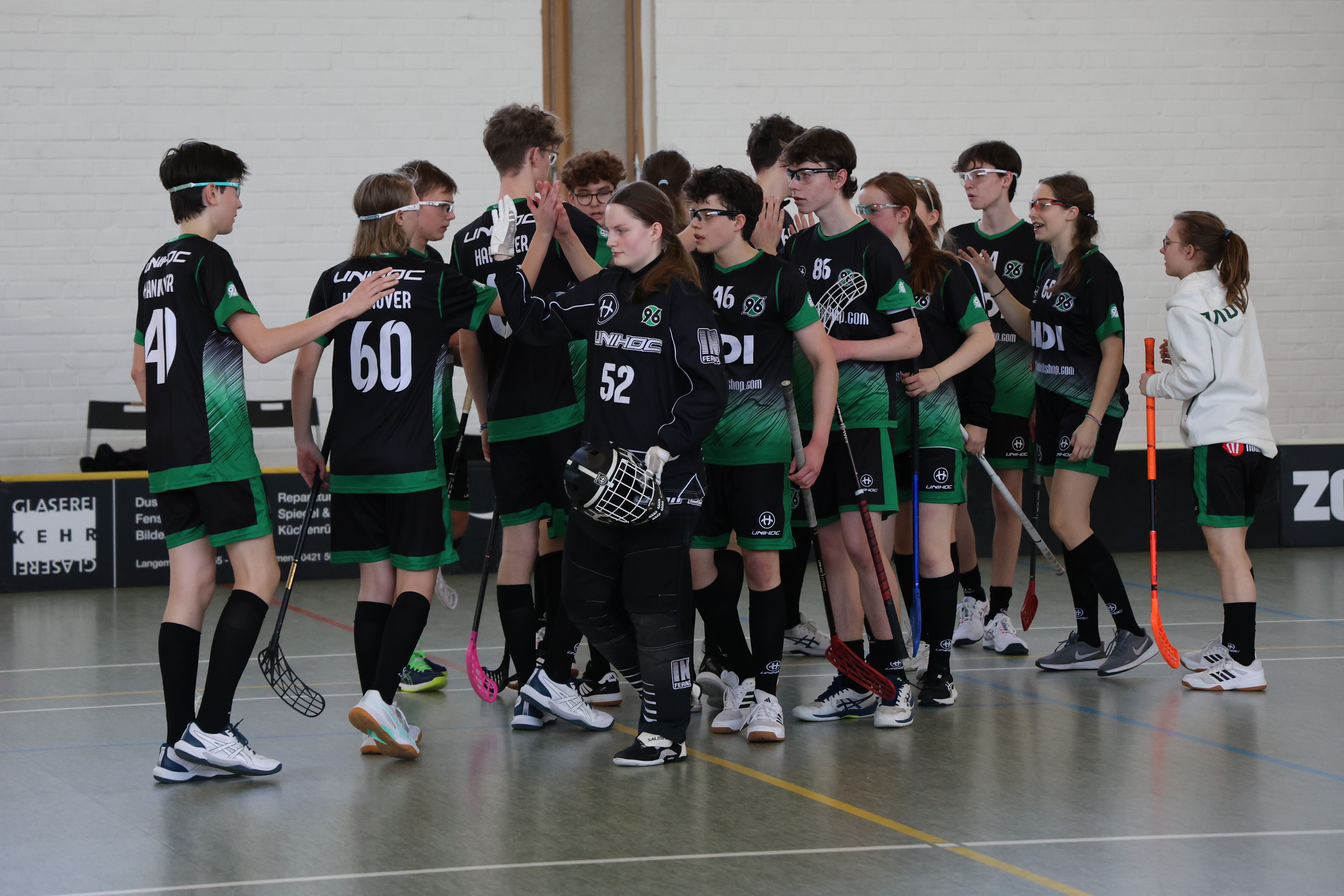 Die SpielerInnen klatschen sich untereinander ab.