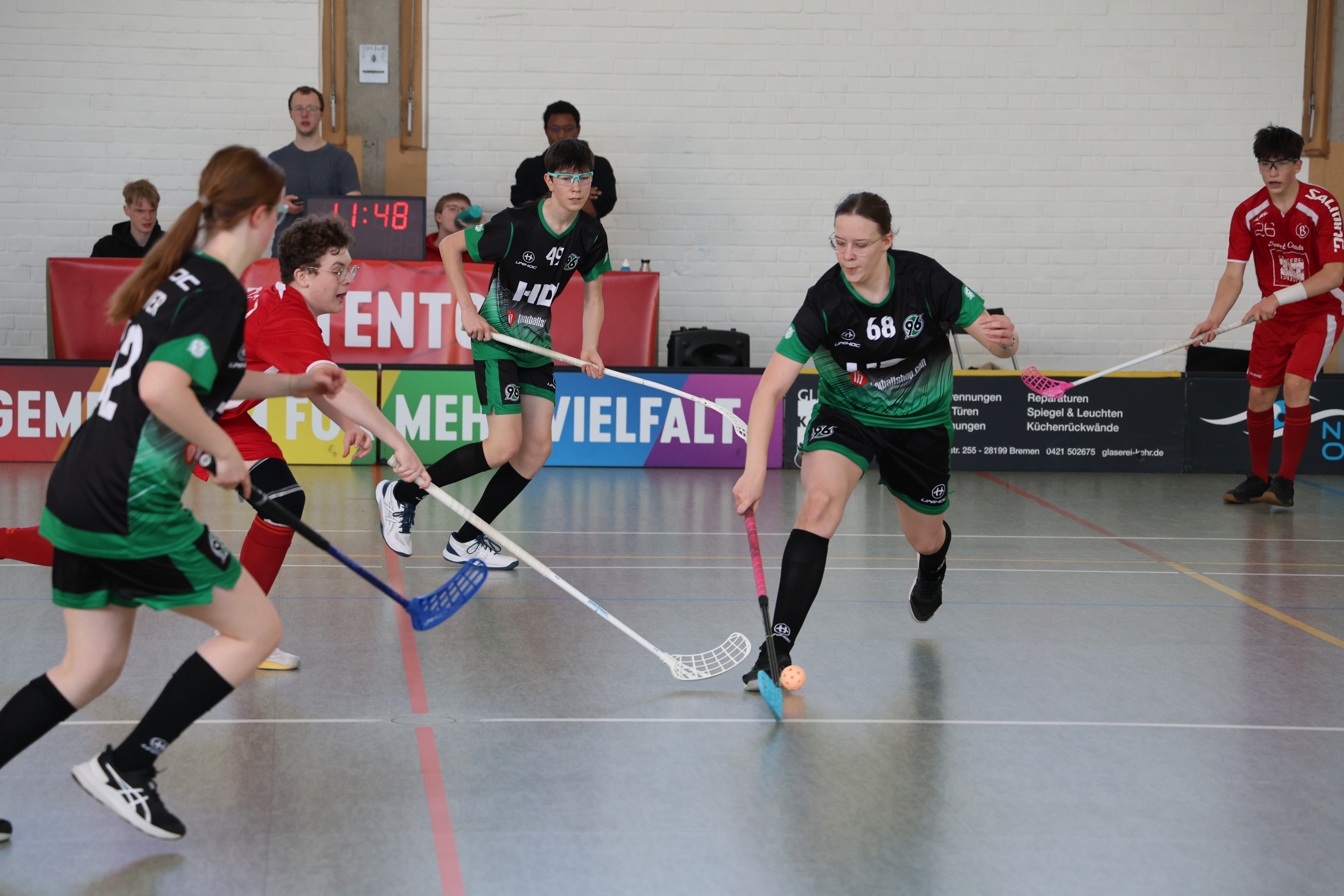 Eine Spielerin dribbelt mit dem Ball.