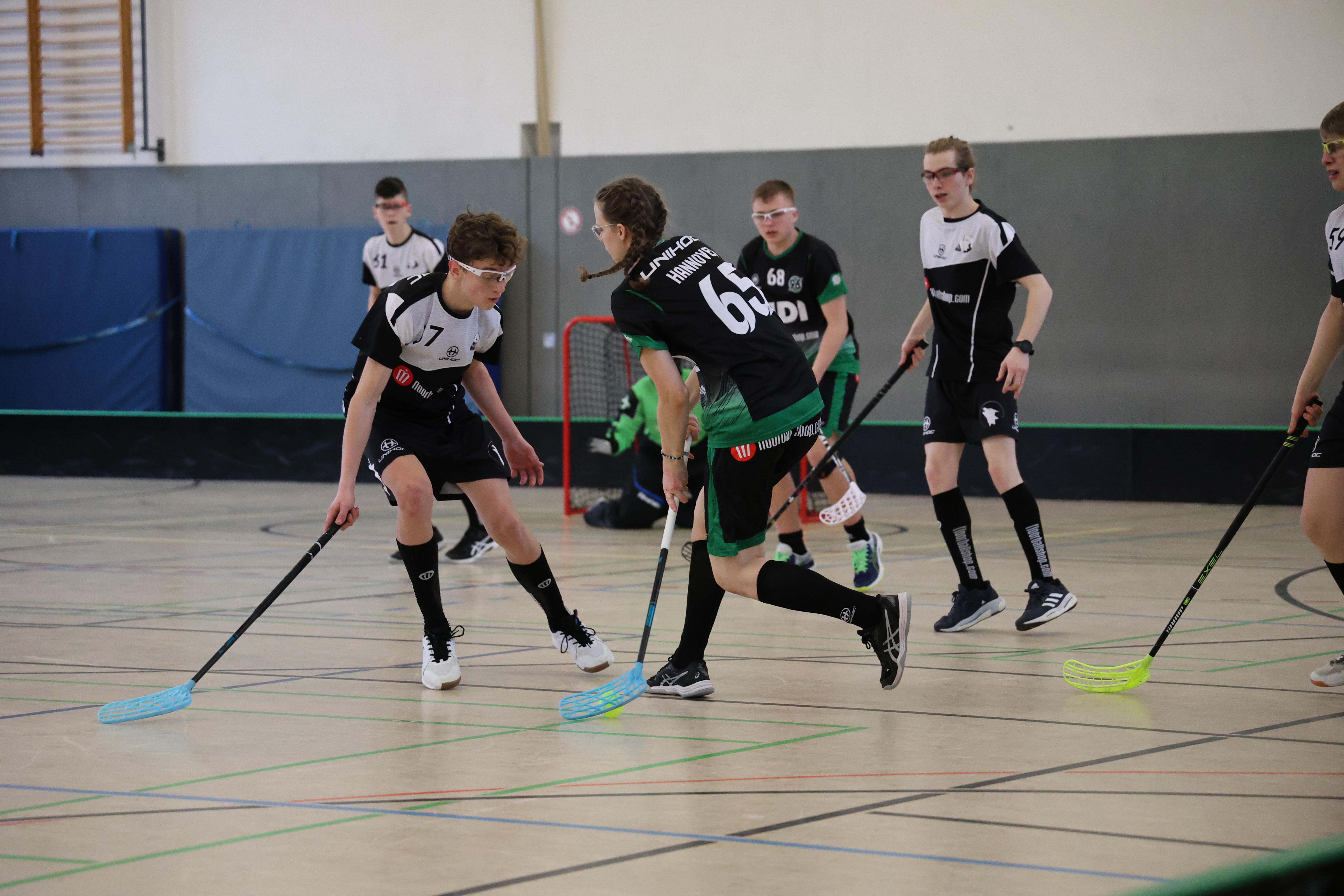 Spielerin dribbelt sich durch die gegnerischen Reihen