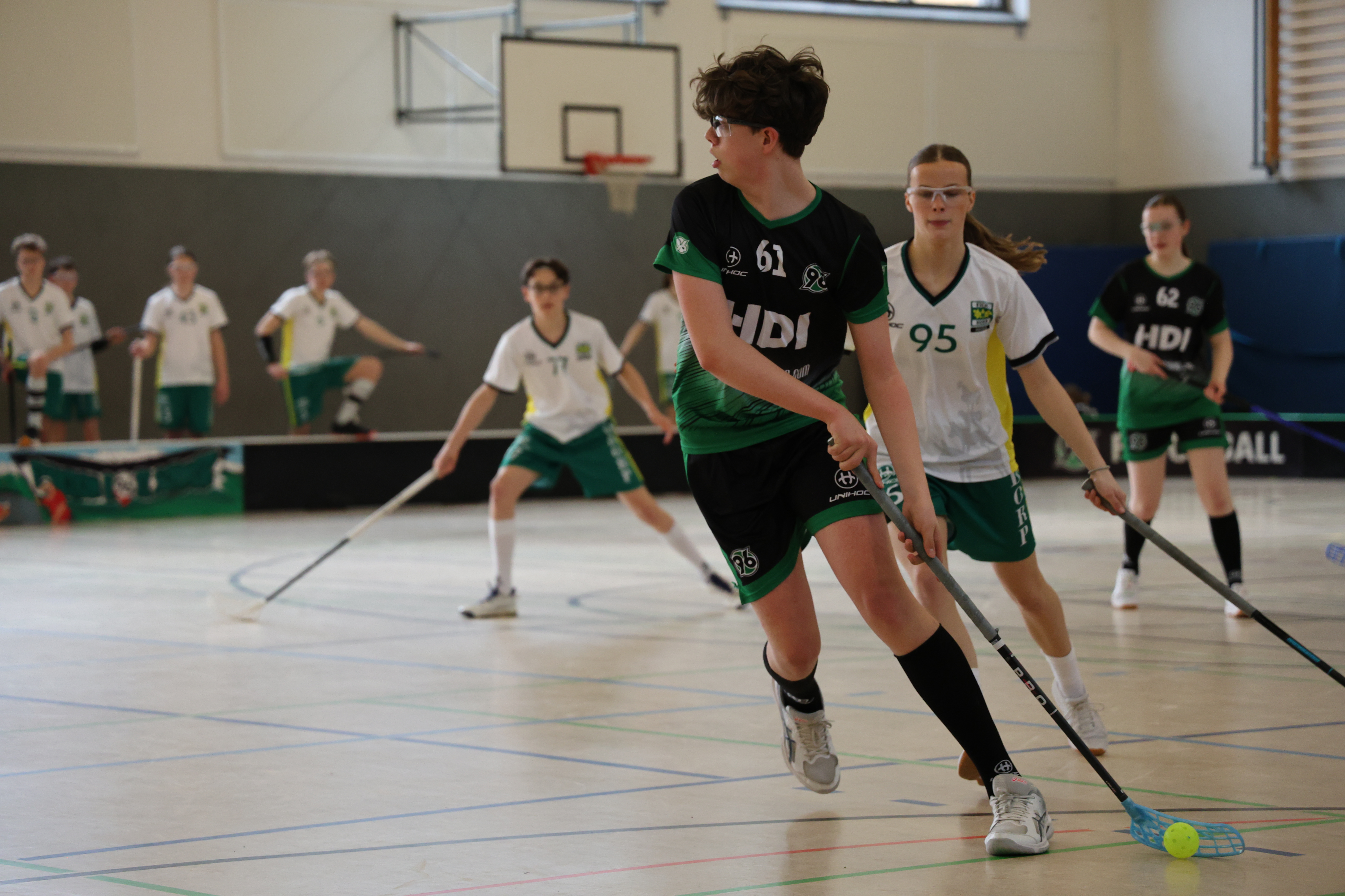 Alex Herrmann aus der U17 dibbelt mit dem Ball am Schläger
