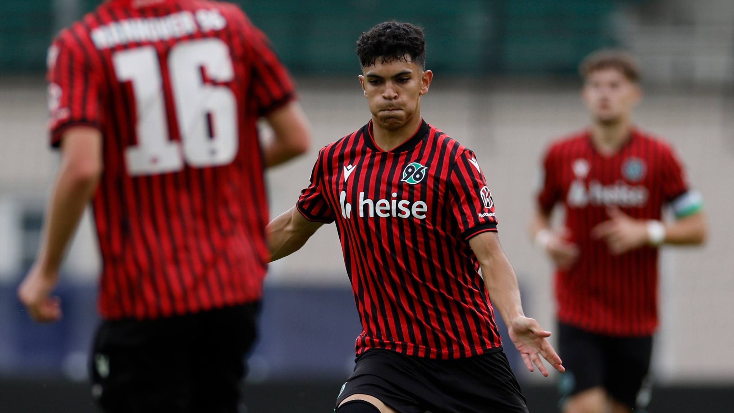 Bilal Bengharda im Trikot der U19 von Hannover 96.