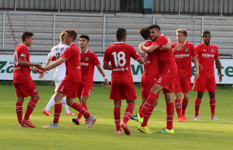 Pure Freude nach dem Weiterkommen: Die U19 von Hannover 96.