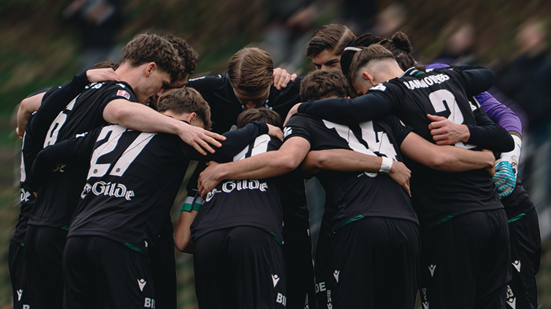 Mannschaftskreis der U23 mit schwarzen Trikots.