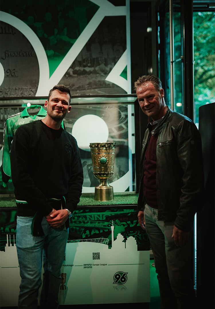 Christoph Lahner (links) und Jörg-Uwe Klütz vor dem DFB-Pokal im 96-Fanshop.