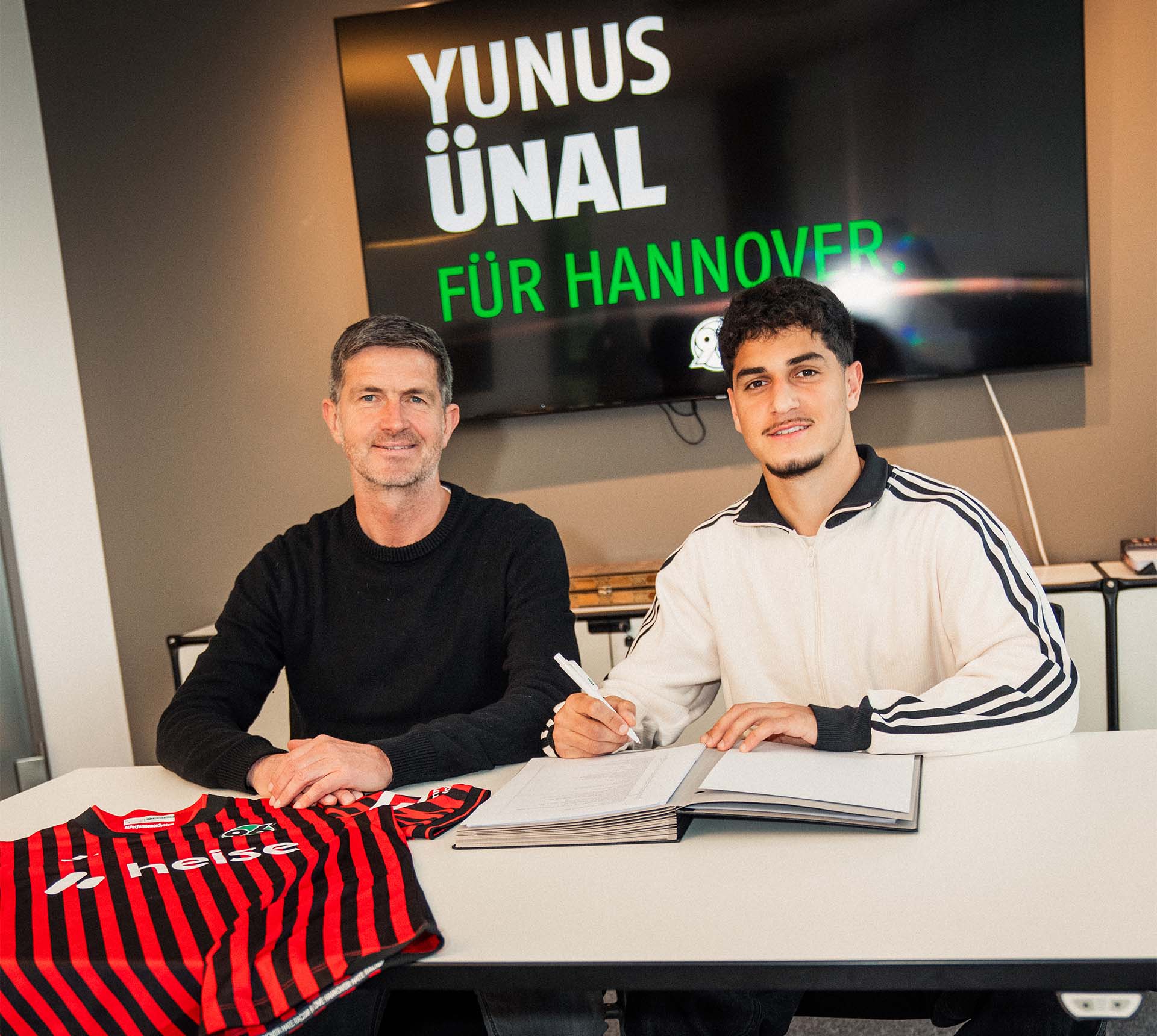 Yunus Ünal bei der Vertragsunterzeichnung neben Sportdirektor Ralf Becker.