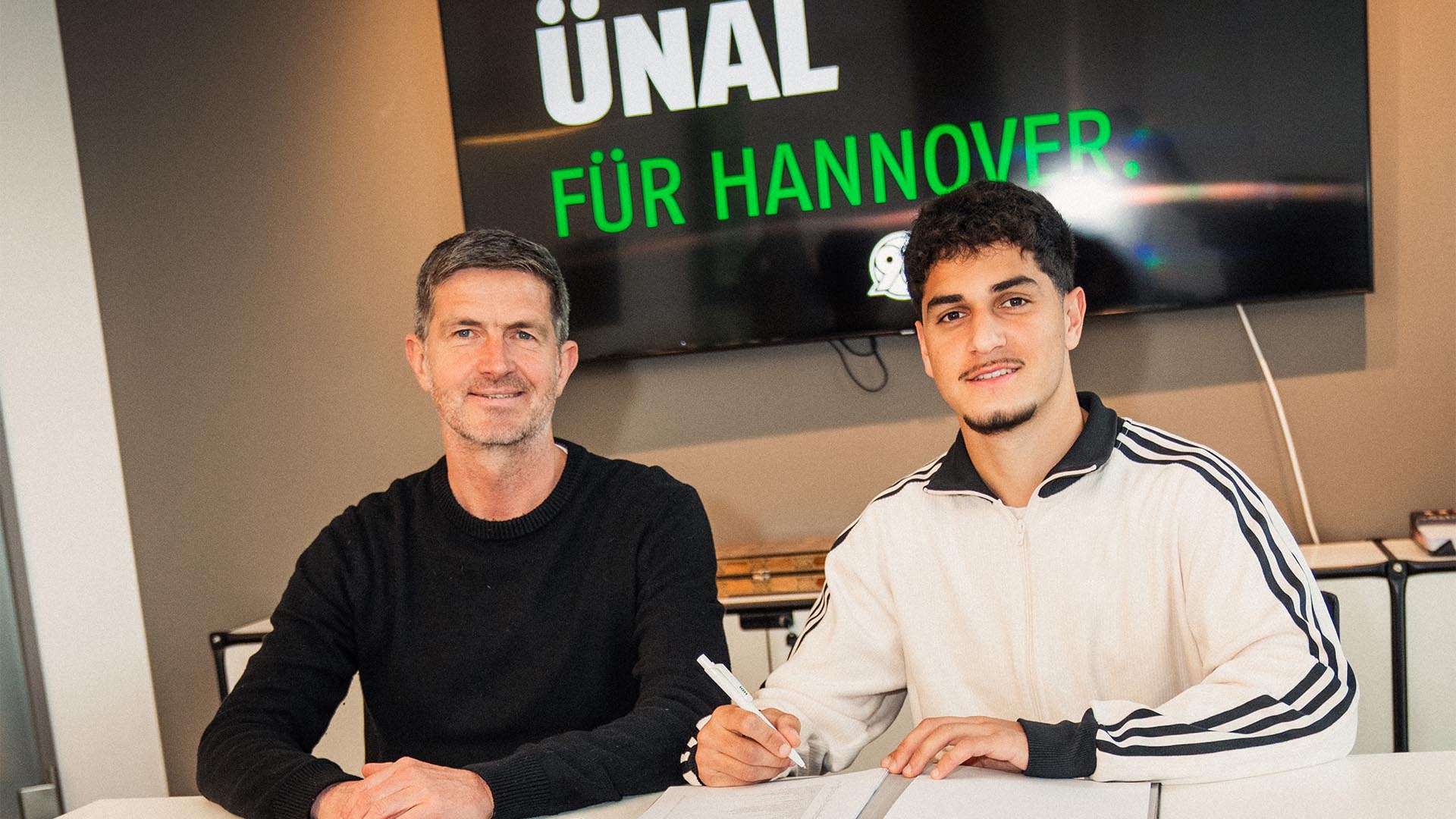 Yunus Ünal bei der Vertragsunterzeichnung neben Sportdirektor Ralf Becker.