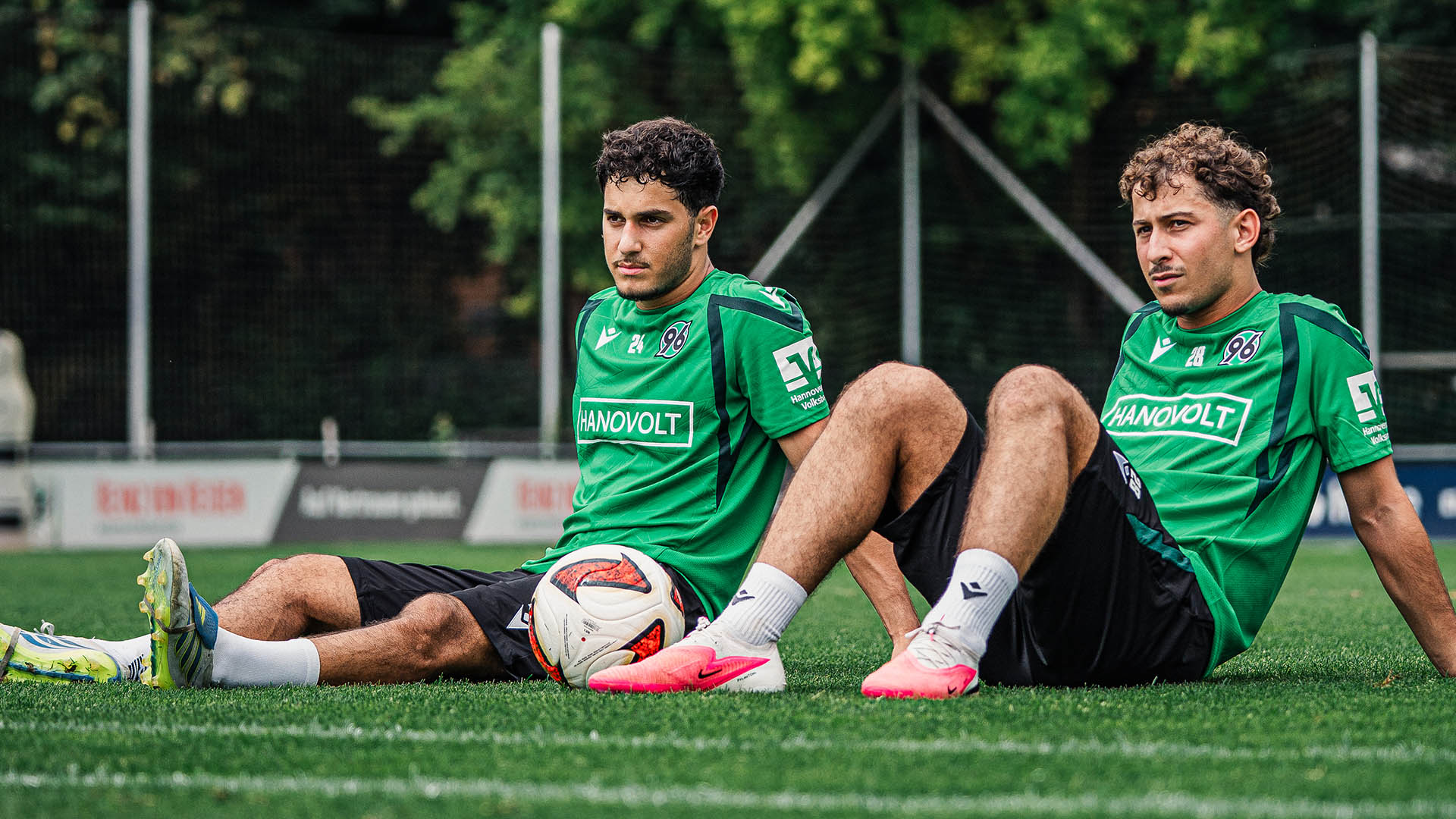 Yunus Ünal (links) und Taycan Etcibasi sitzen auf dem Trainingsplatz.