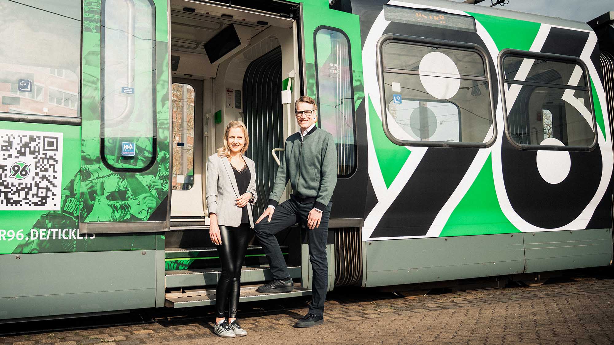 Elke Maria van Zadel und Henning Bindzus stehen vor der 96-Straßenbahn.