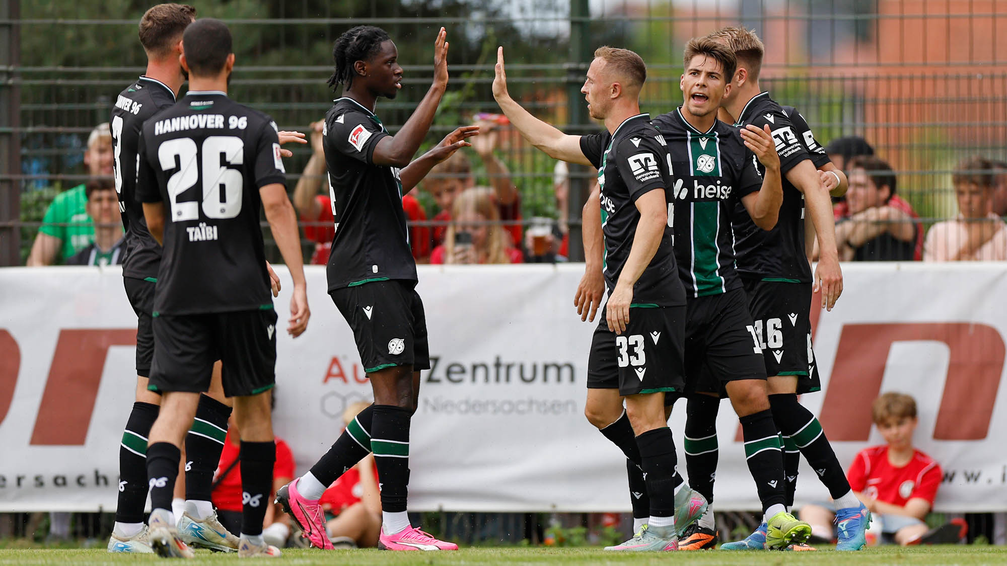Die 96-Profis jubeln gemeinsam nach einem Tor im Testspiel gegen den HSC.