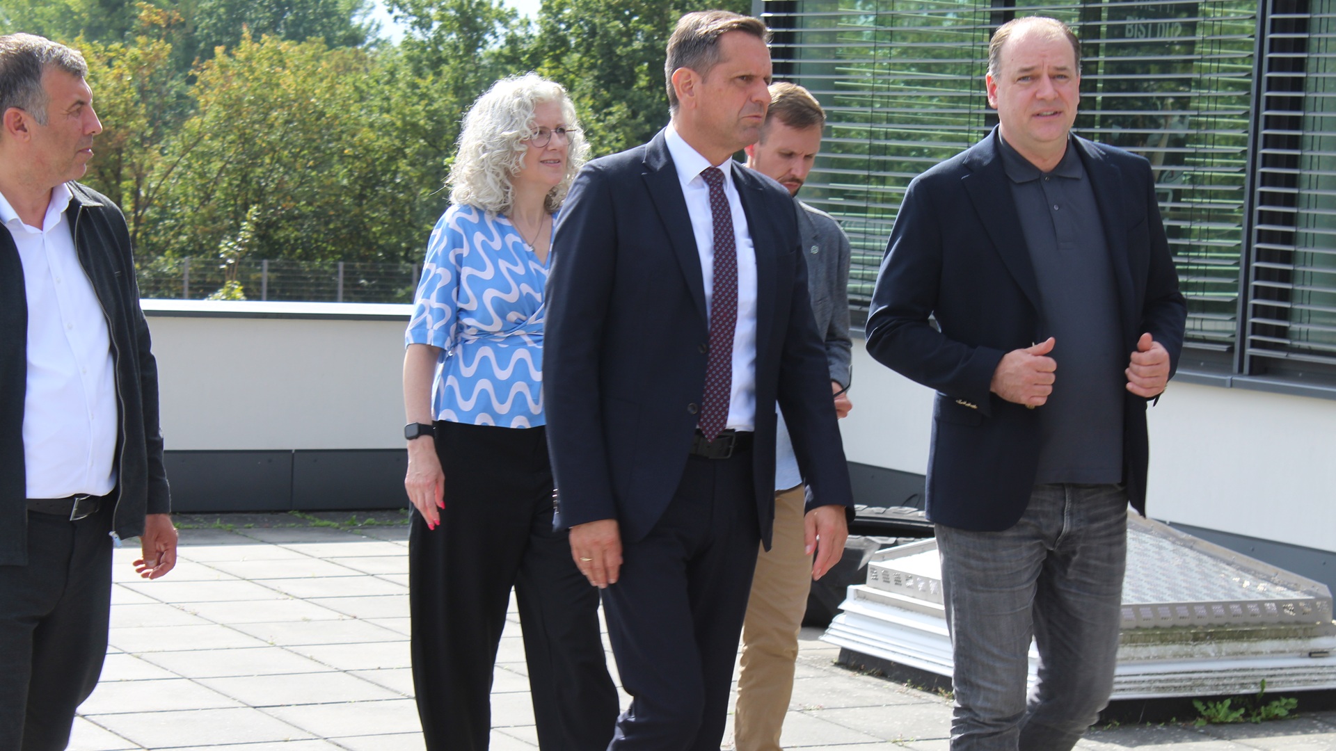 Olaf Lies mit Sebastian Kramer auf der Dachterrasse des Vereinszentrums von Hannover 96